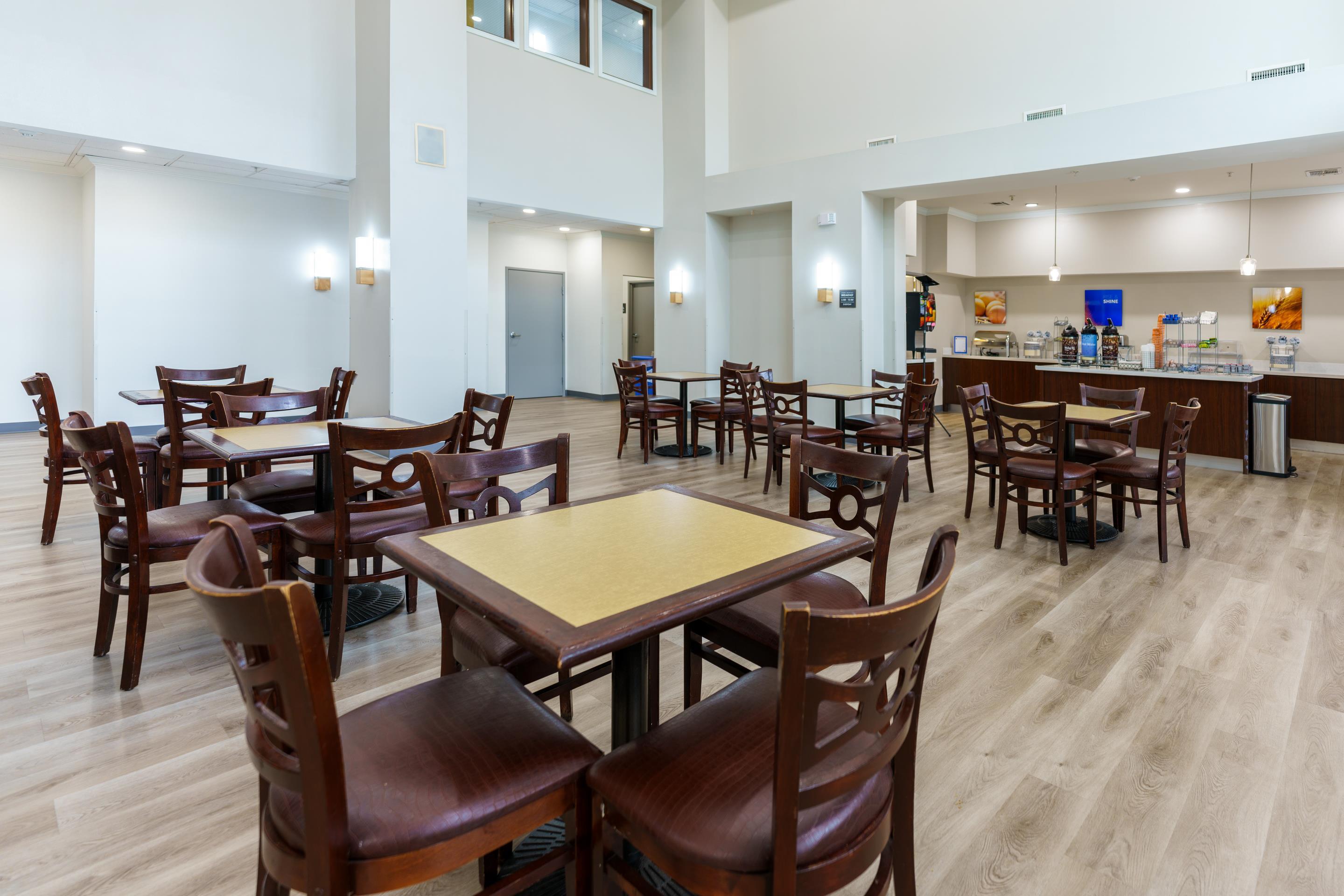 Breakfast area | Comfort Suites University Drive