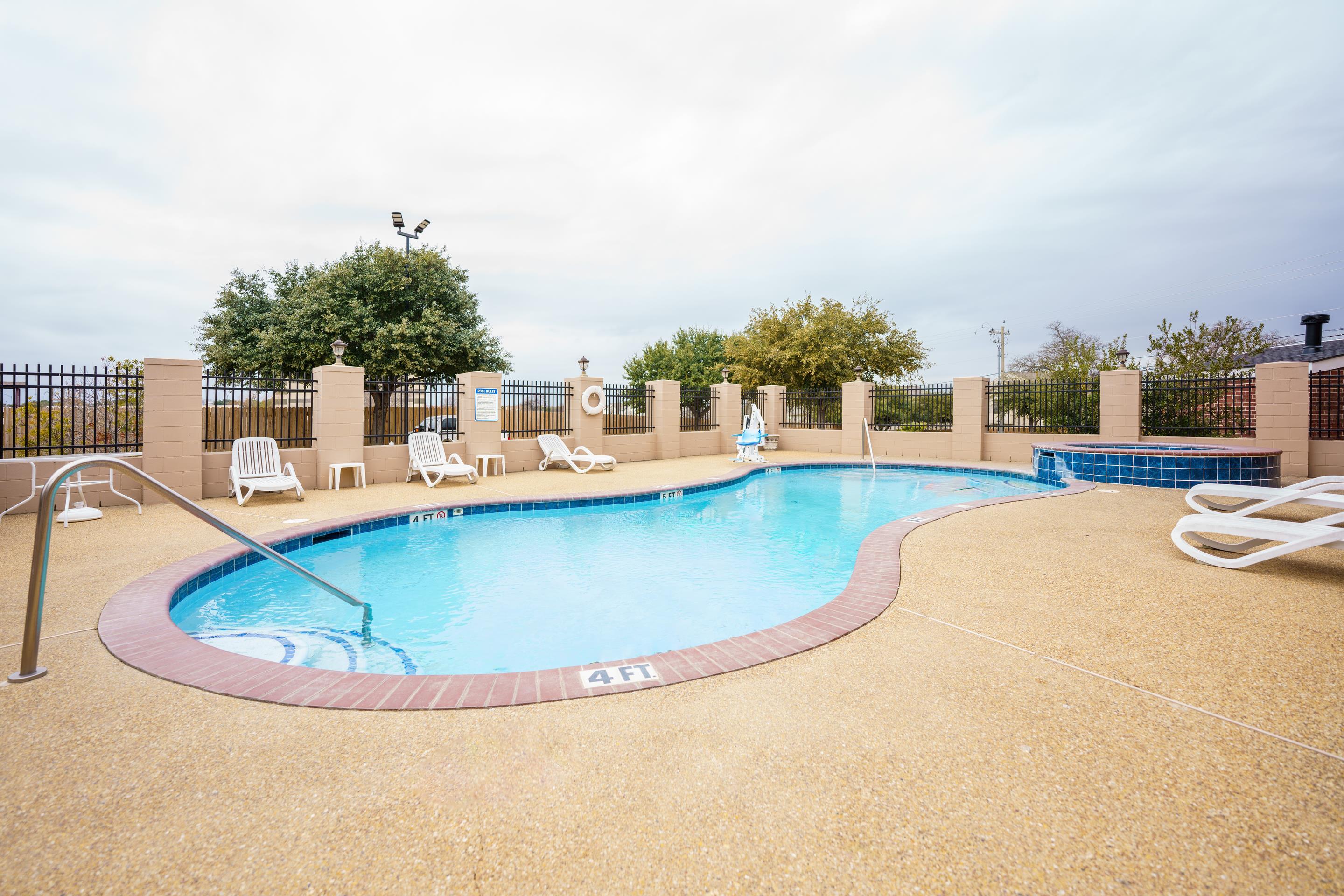 Outdoor pool | Comfort Suites University Drive