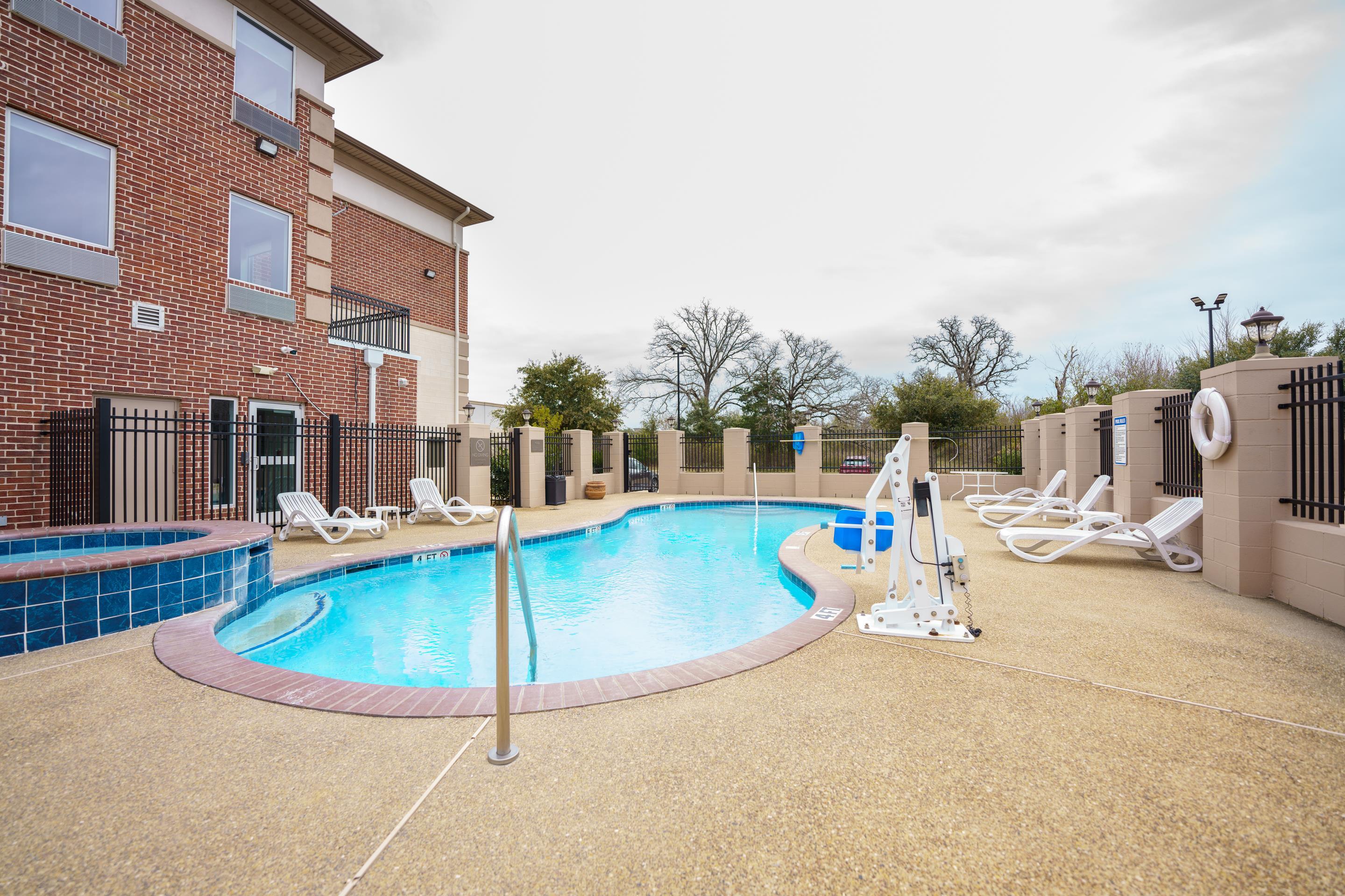 Outdoor pool | Comfort Suites University Drive
