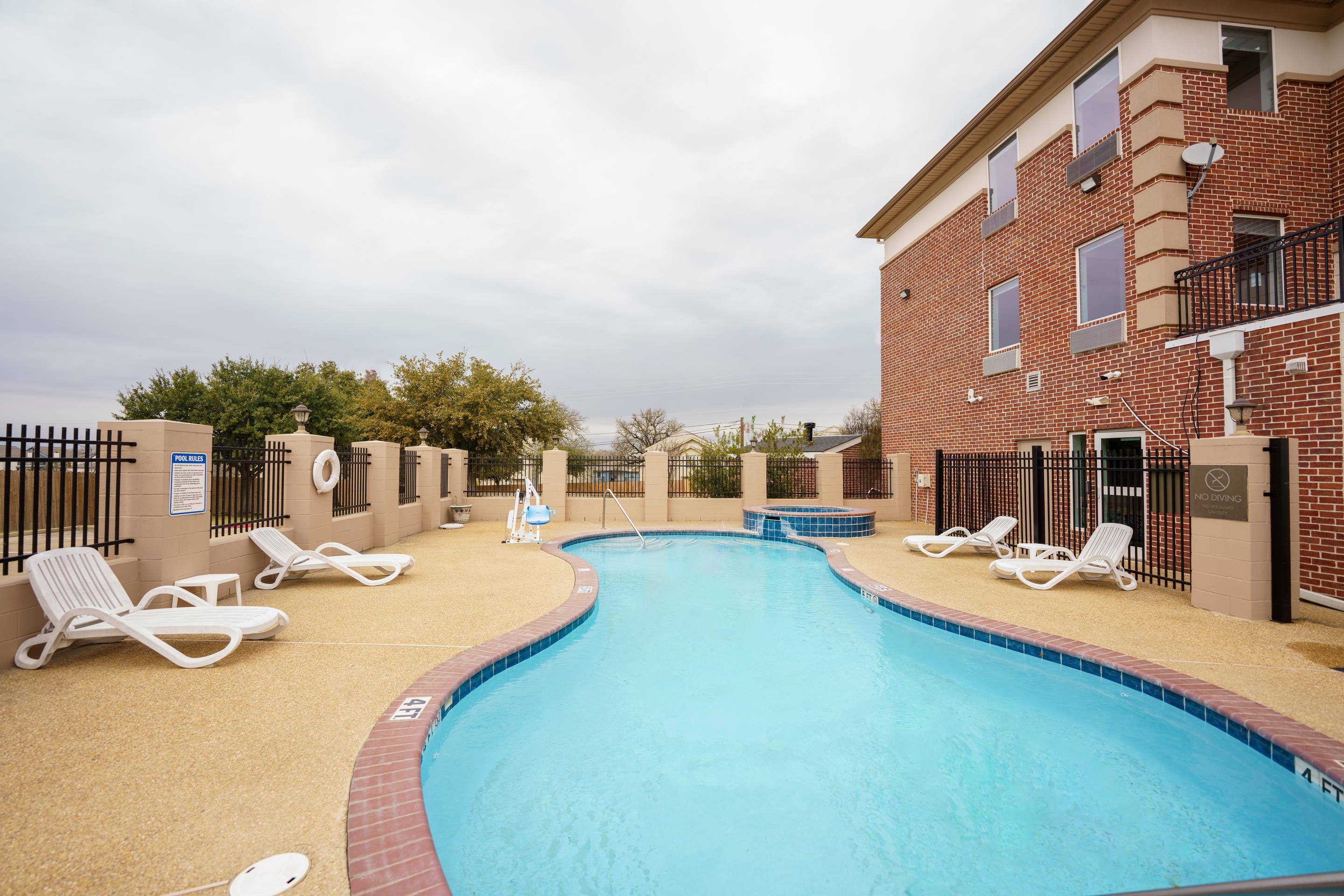 Outdoor pool | Comfort Suites University Drive