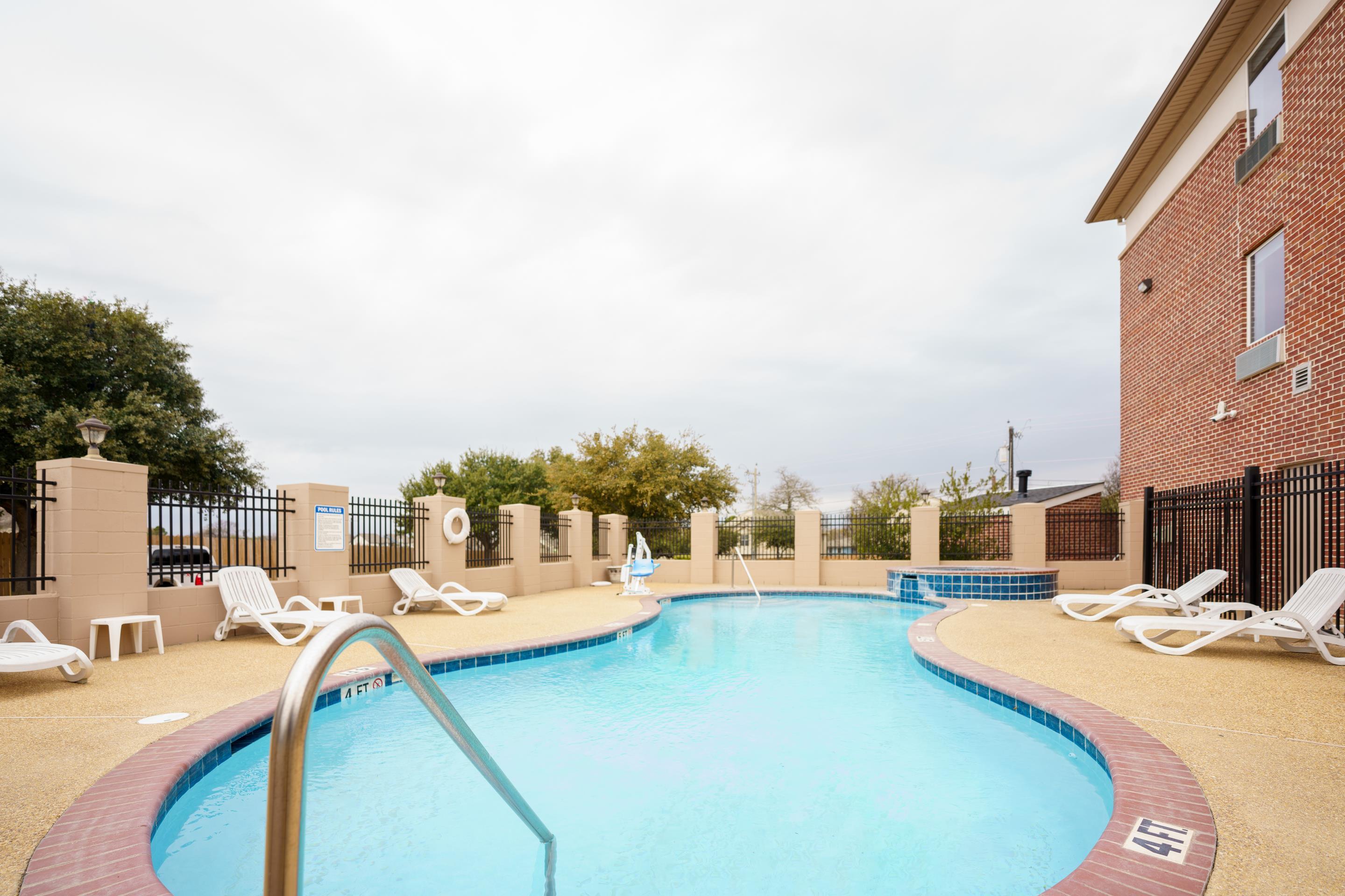 Outdoor pool | Comfort Suites University Drive