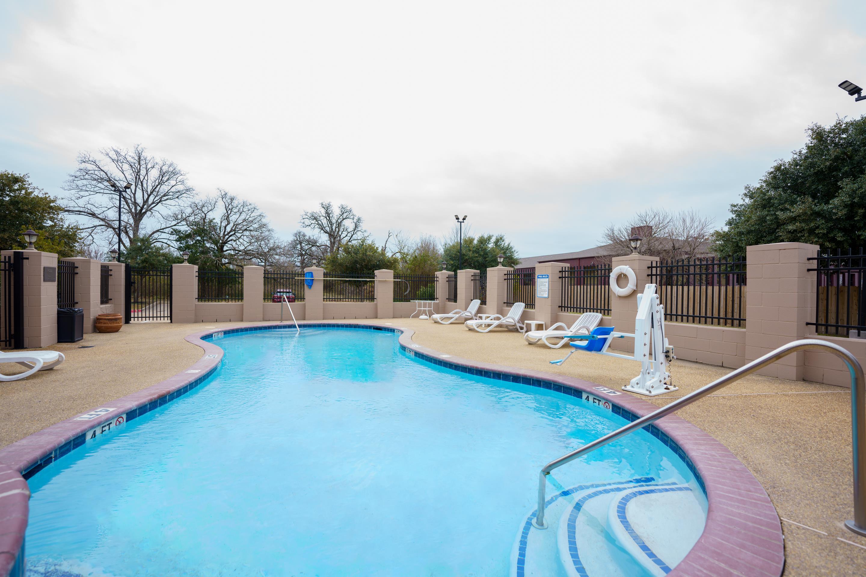 Outdoor pool | Comfort Suites University Drive