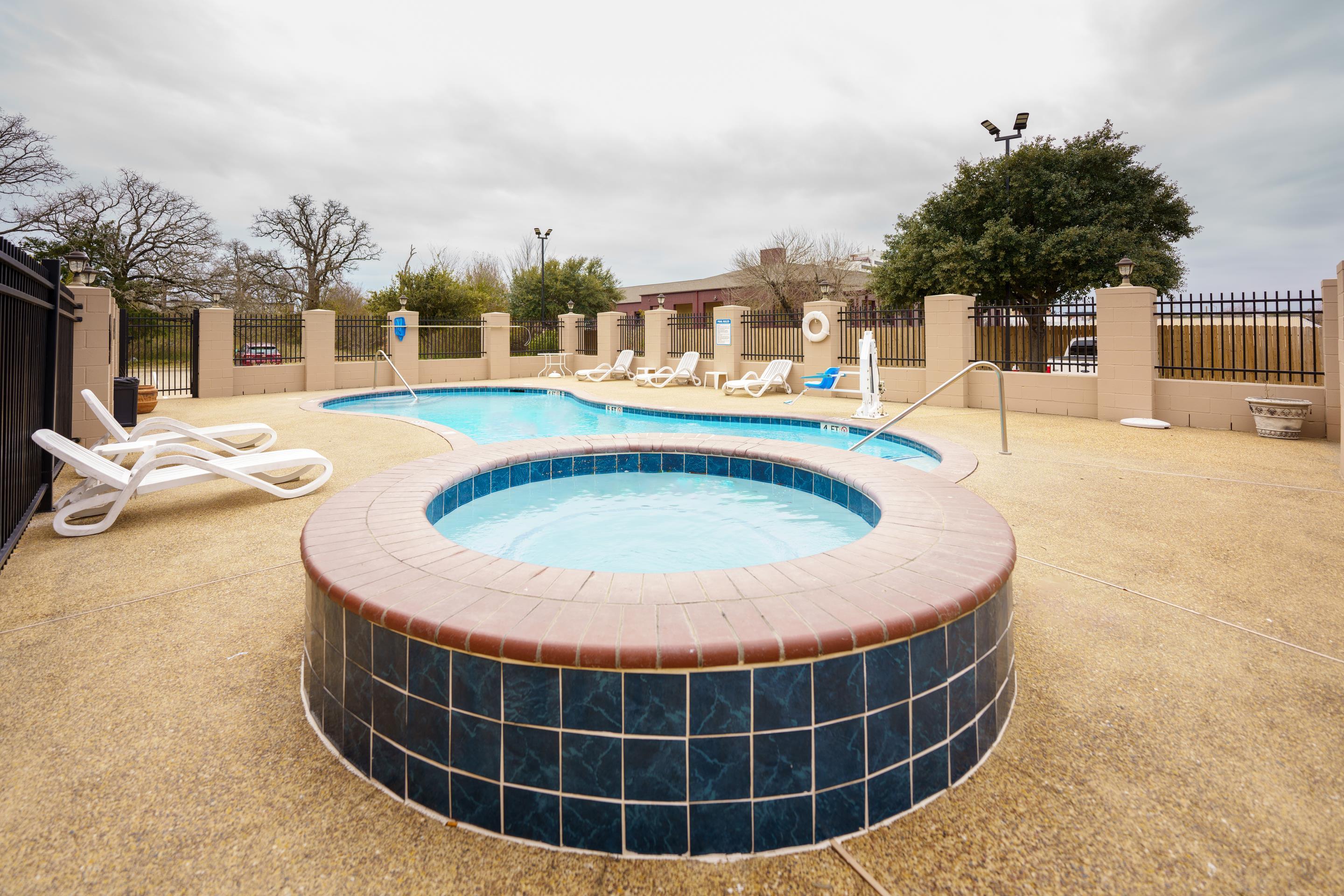 Outdoor pool | Comfort Suites University Drive
