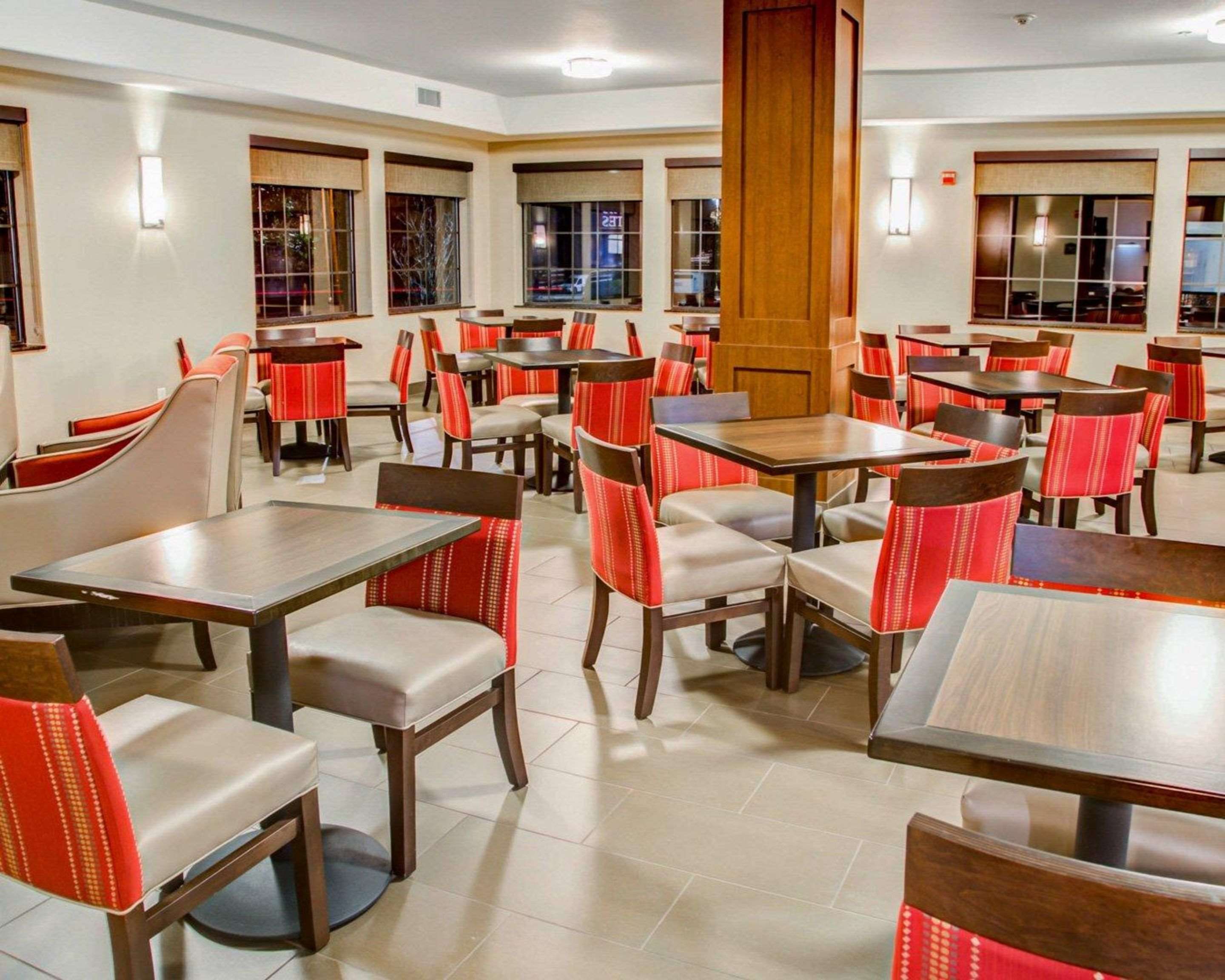Breakfast sitting area | Comfort Suites Tyler South
