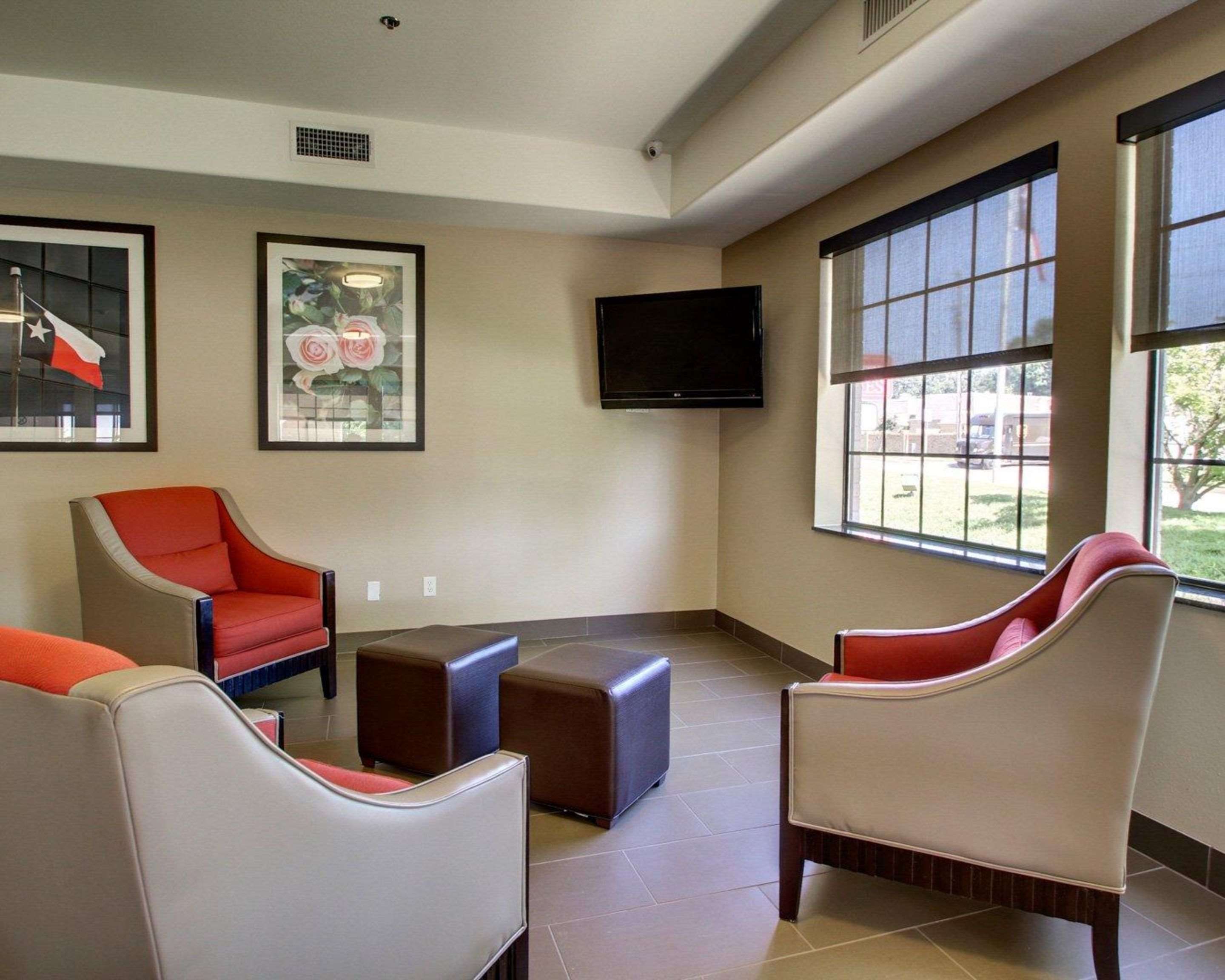 Breakfast area with flat screen tv | Comfort Suites Tyler South