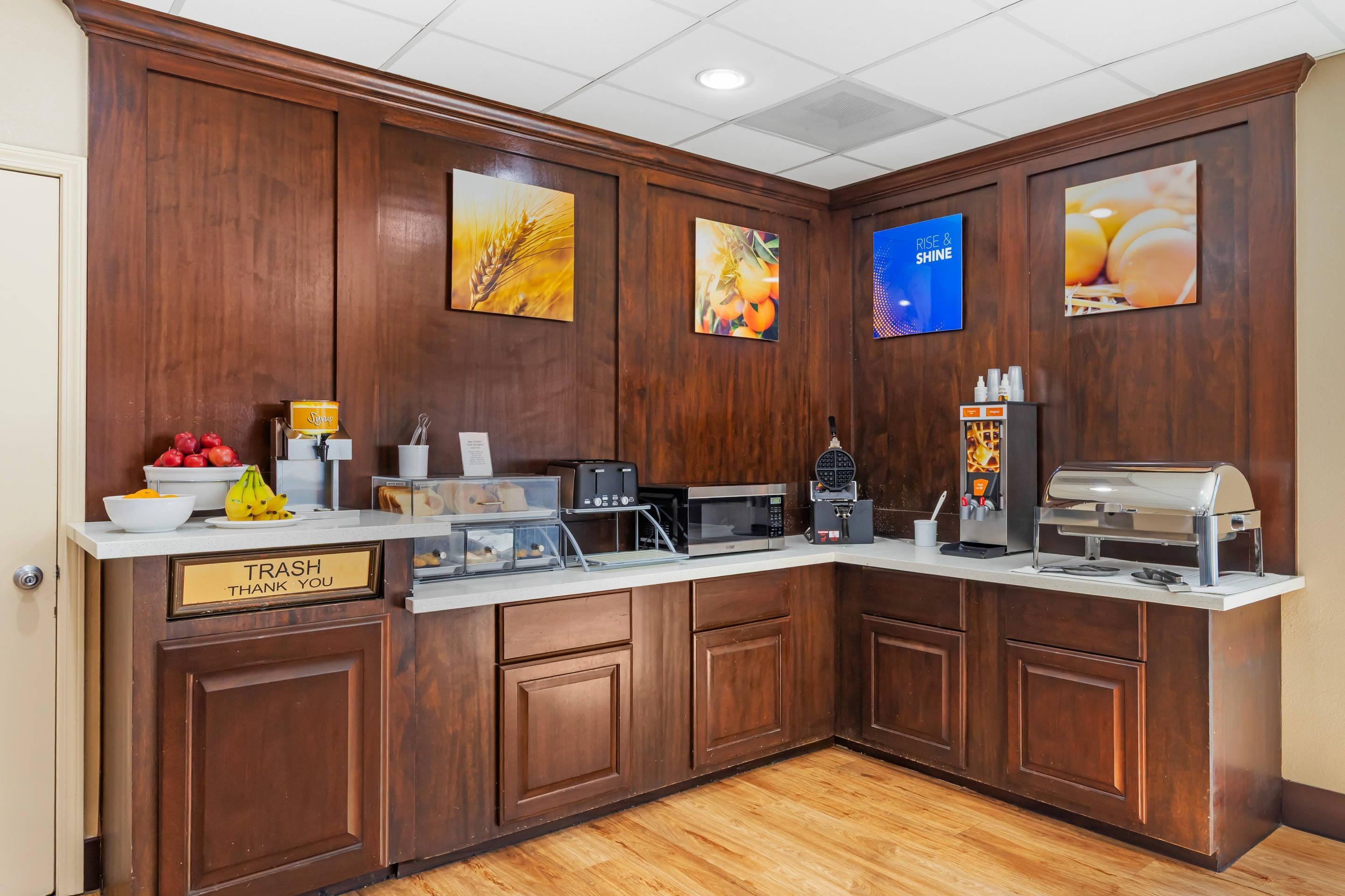 Breakfast area | Comfort Suites Deer Park Pasadena