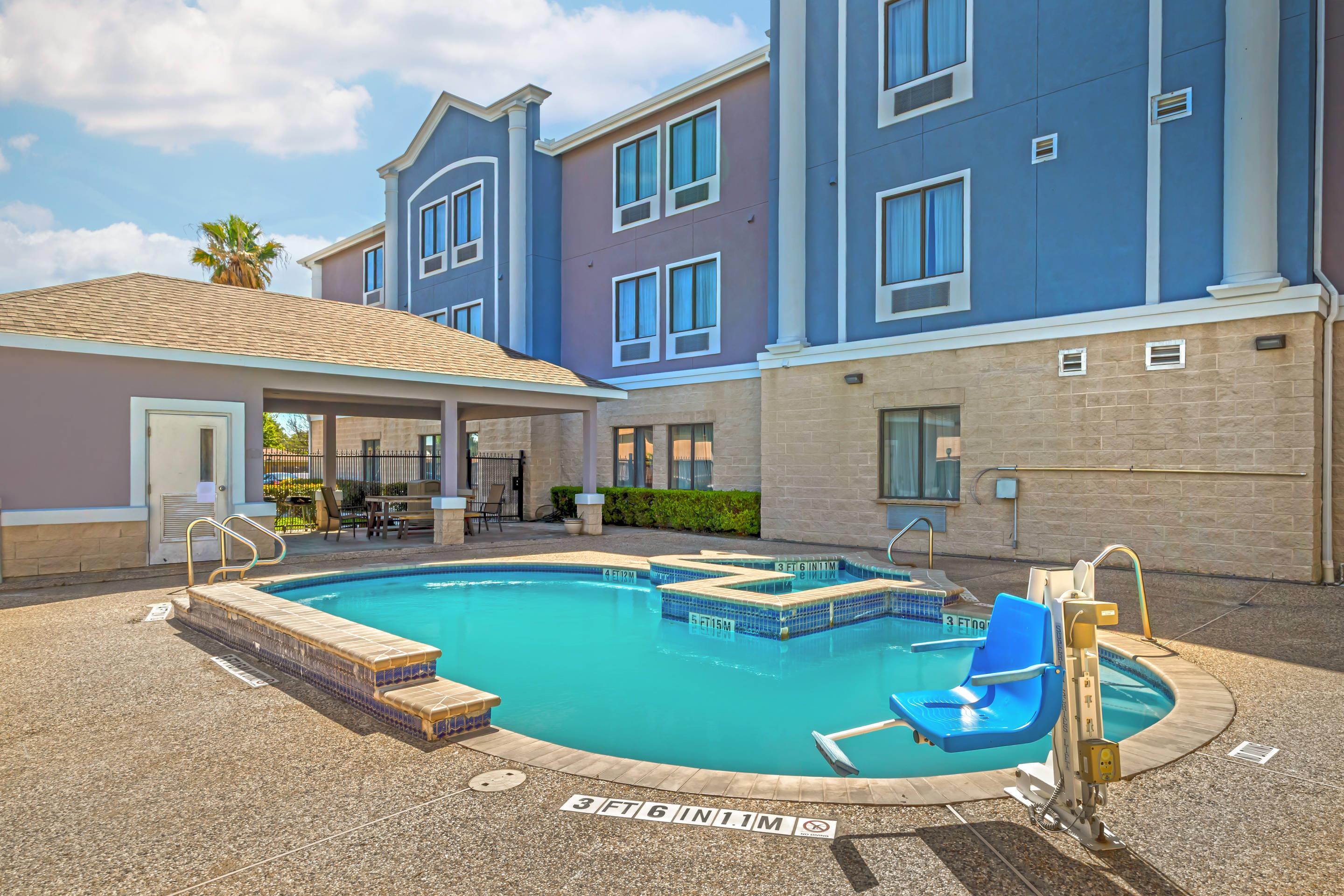 Outdoor pool | Comfort Suites Deer Park Pasadena