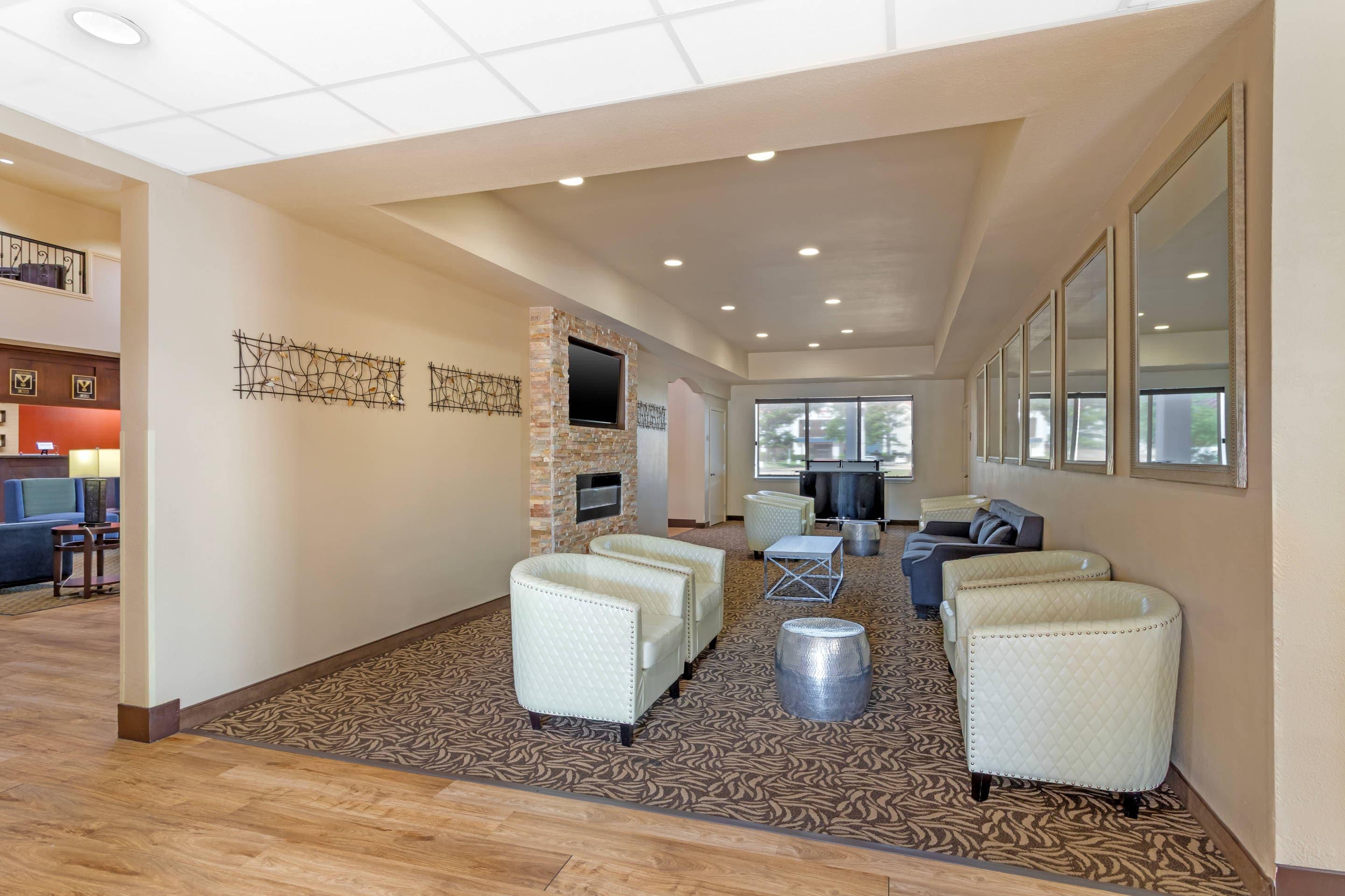 Lobby with sitting area | Comfort Suites Deer Park Pasadena