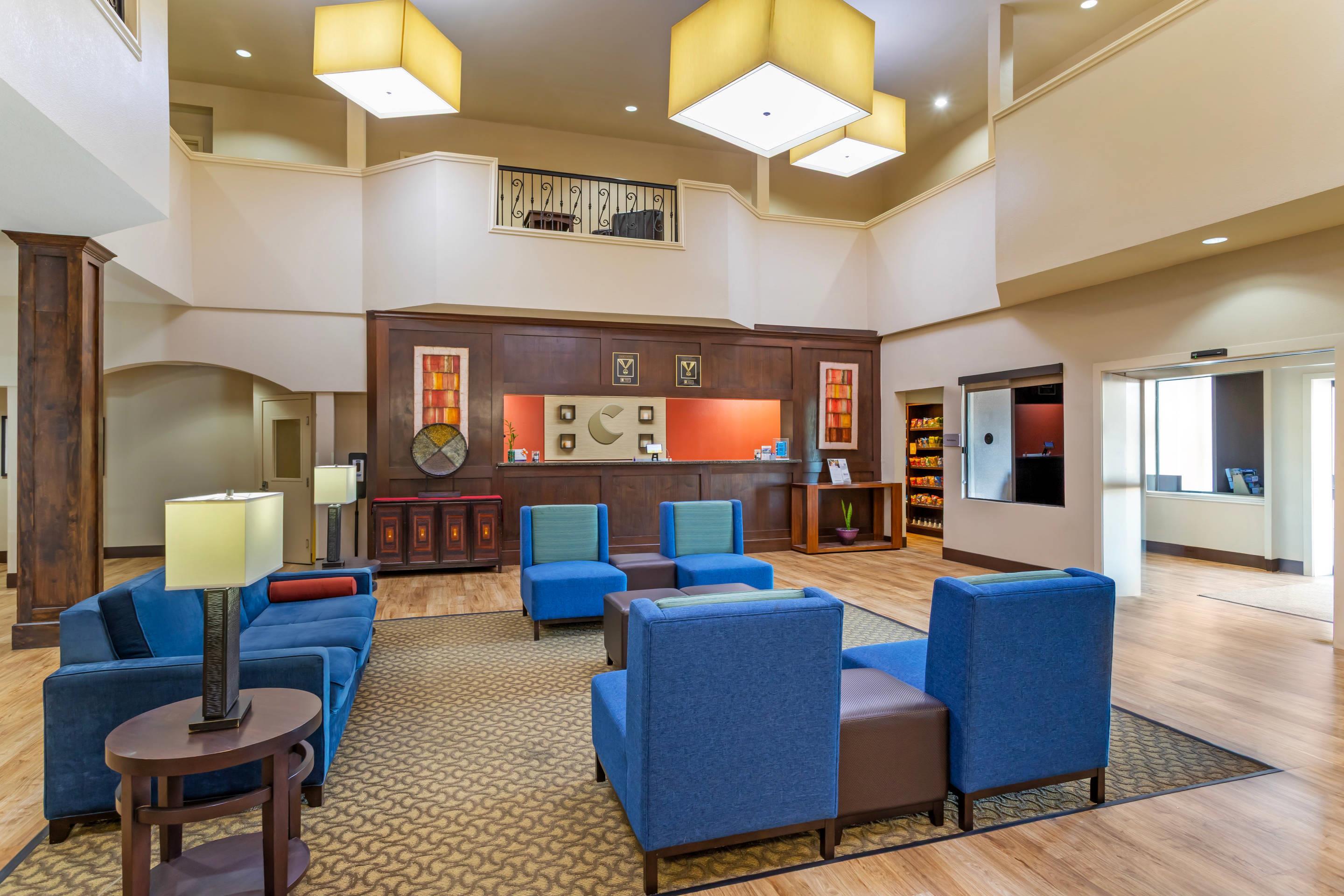 Lobby with sitting area | Comfort Suites Deer Park Pasadena