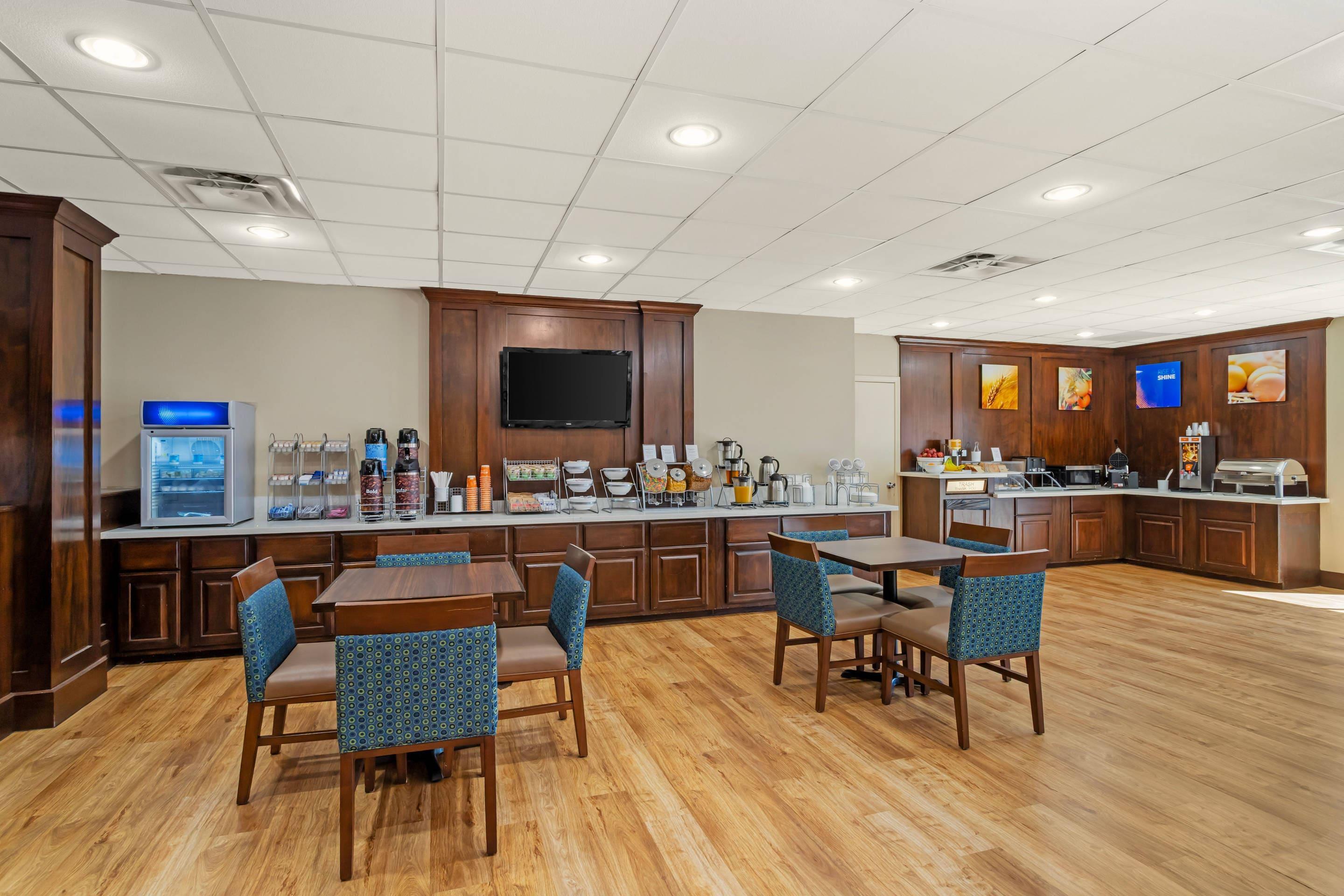 Breakfast area | Comfort Suites Deer Park Pasadena