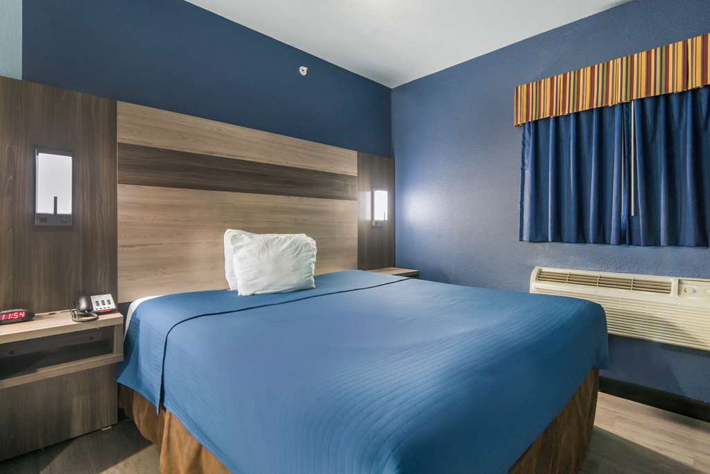 RODEWAY INN CARROLLTON I-35E-guestroom-Guest Room,On-Site.jpg