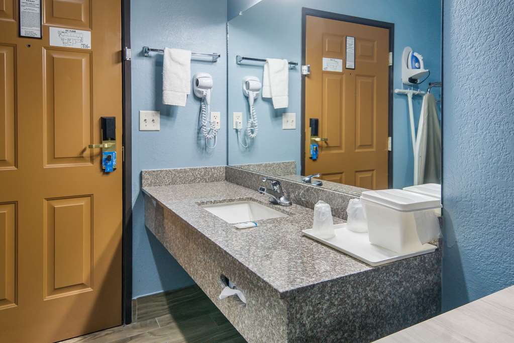 RODEWAY INN CARROLLTON I-35E-guestroom-Guest Room,Bathroom,On-Site.jpg