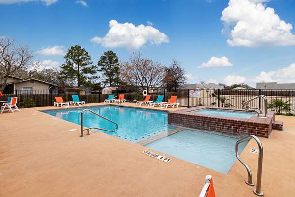Pool - Comfort Inn & Suites Fredericksburg