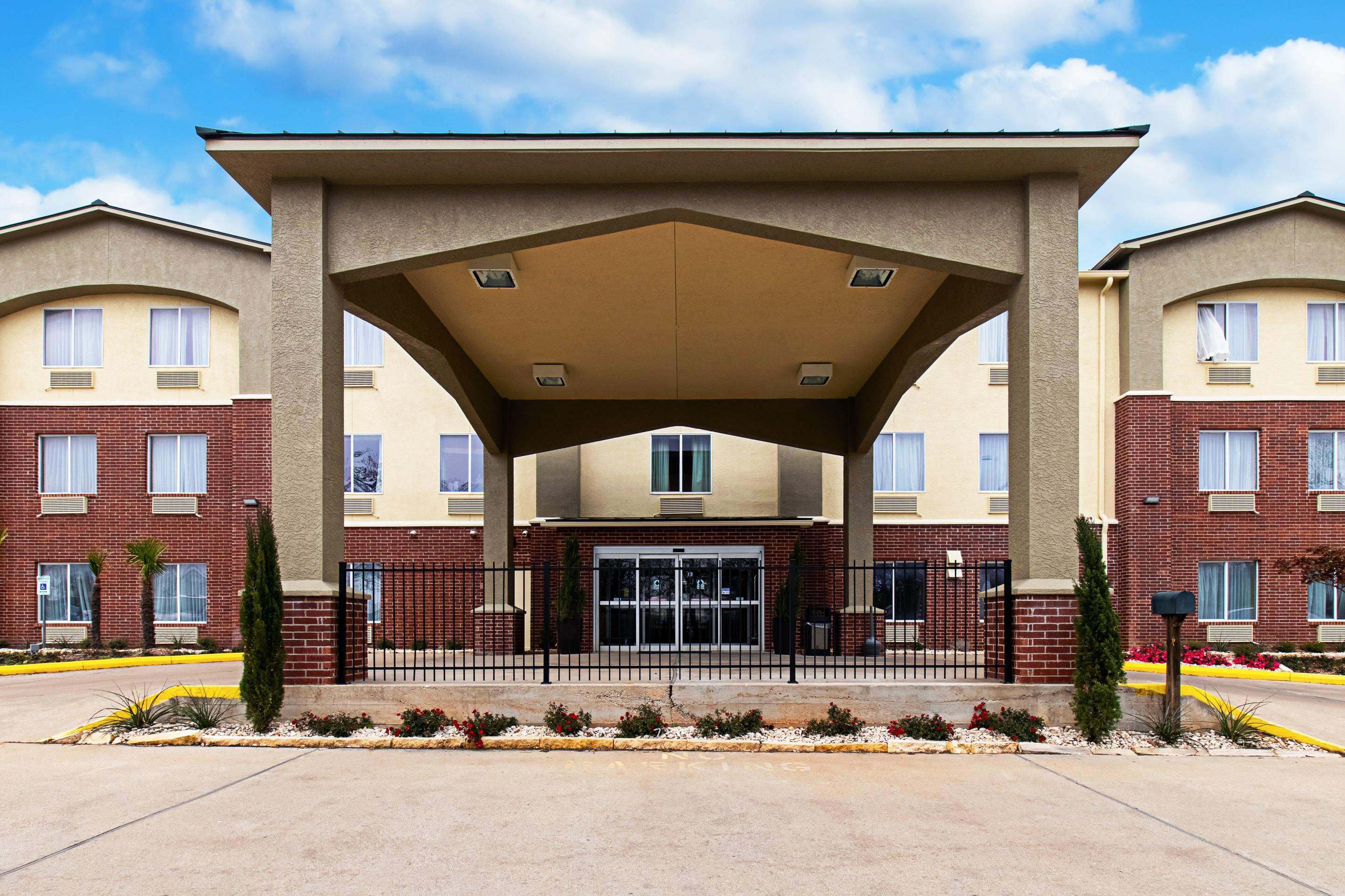 Hotel exterior | Comfort Inn and Suites Fredericksburg