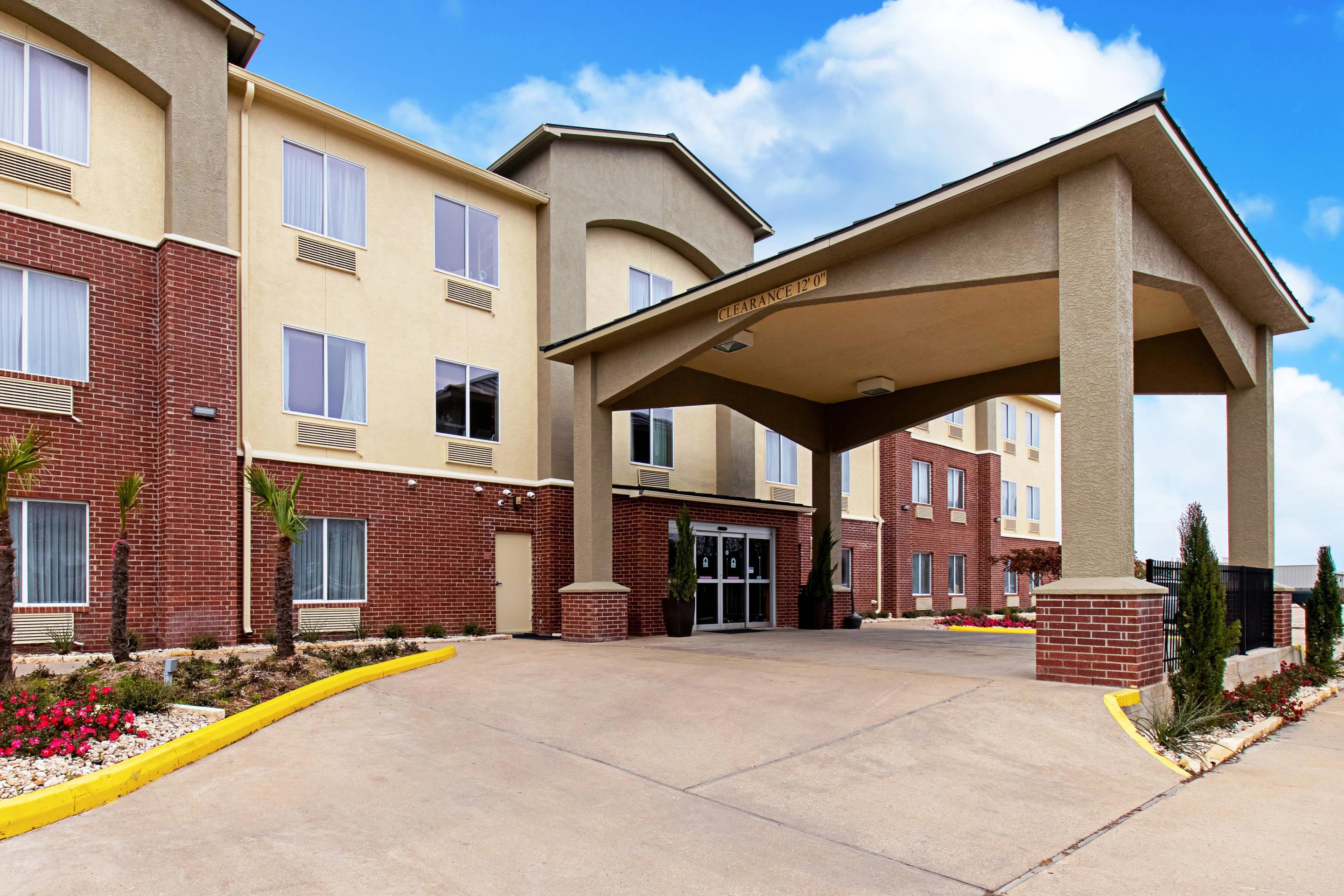 Hotel exterior | Comfort Inn and Suites Fredericksburg