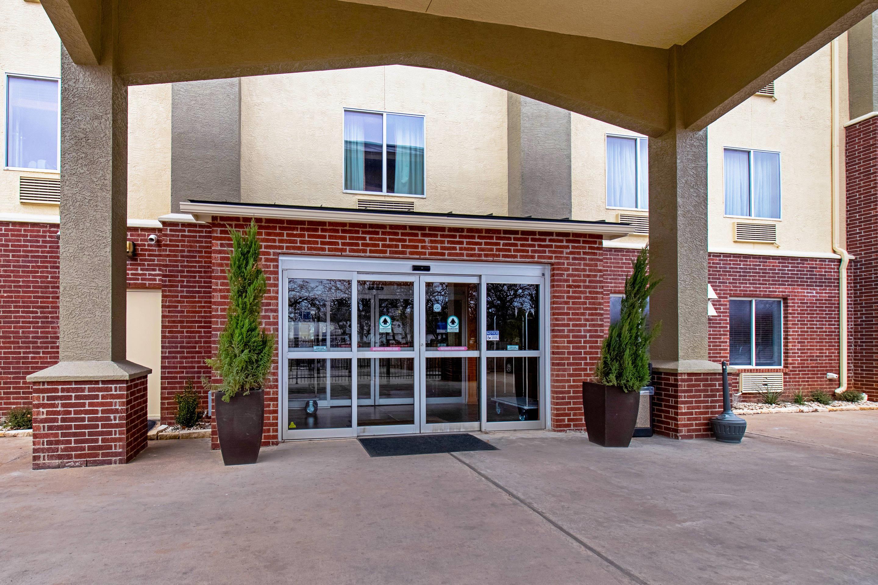 Hotel exterior | Comfort Inn and Suites Fredericksburg