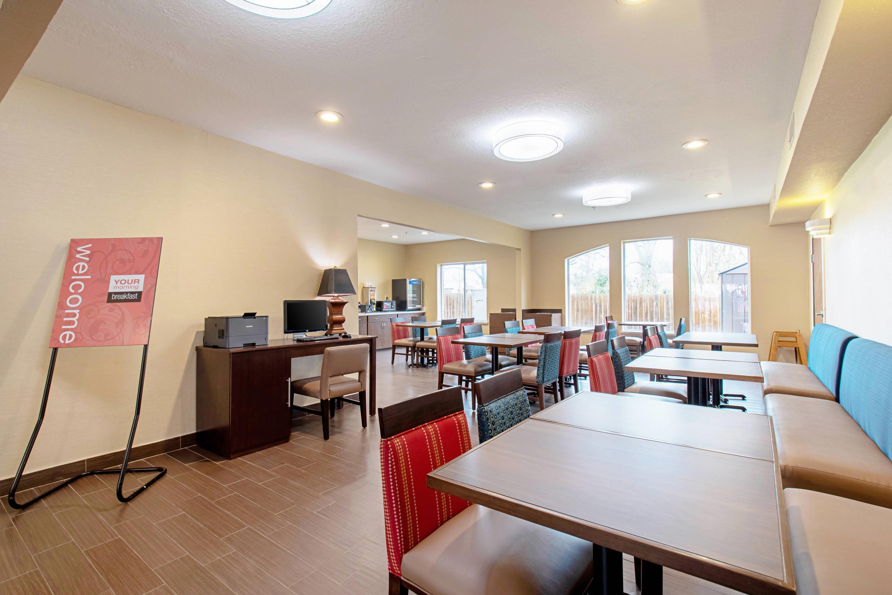 Breakfast area | Comfort Inn and Suites Fredericksburg