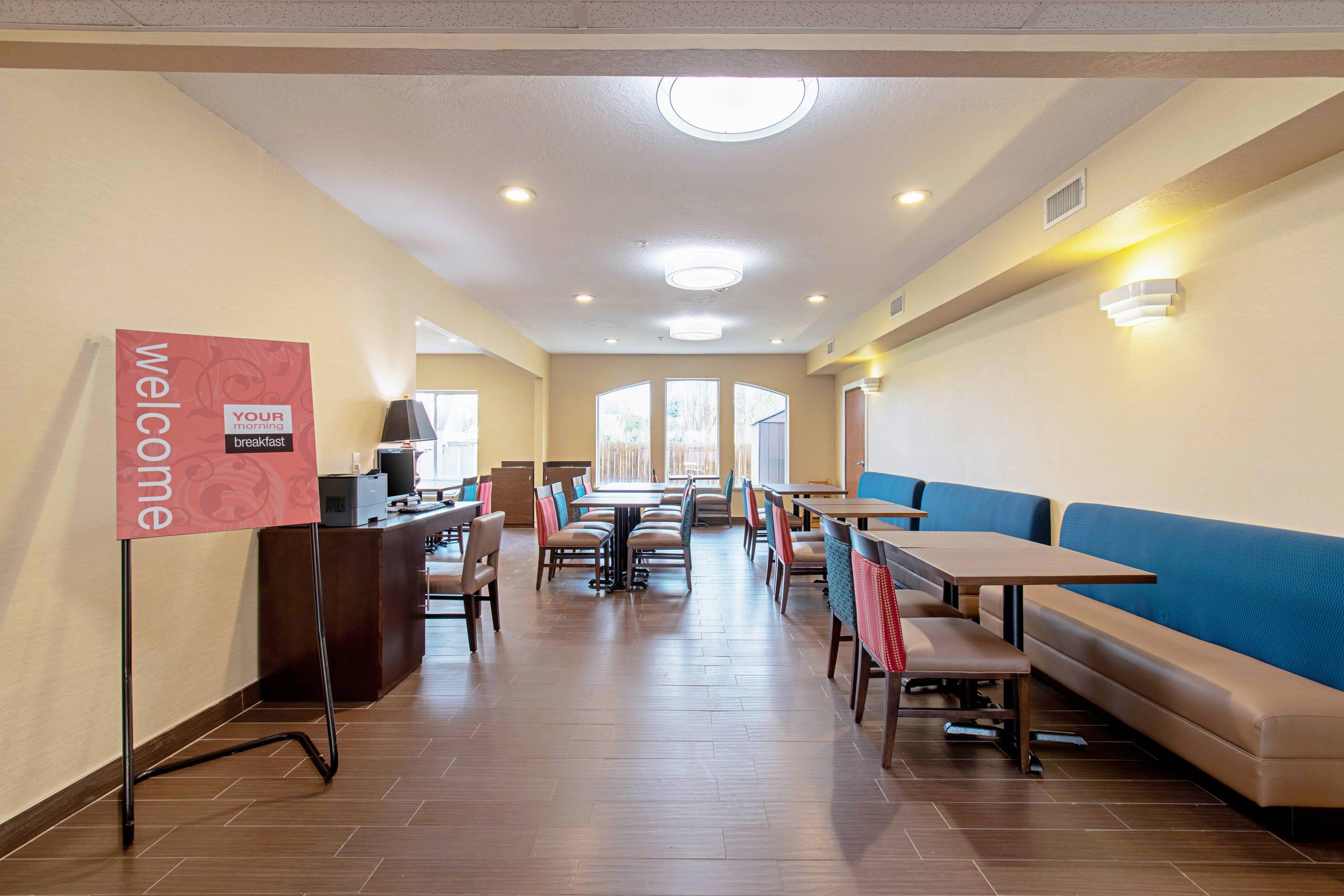 Breakfast area | Comfort Inn and Suites Fredericksburg