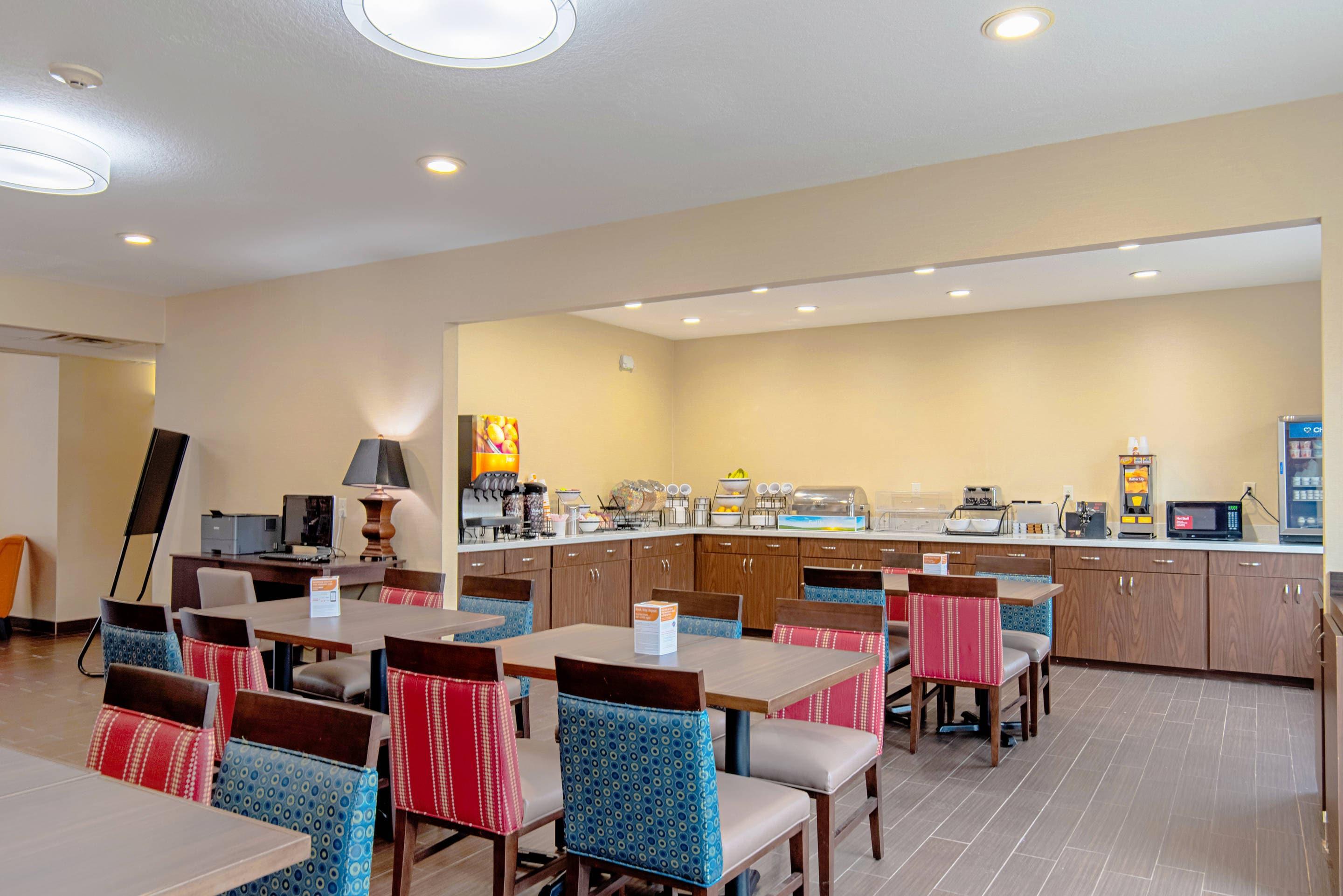 Breakfast area | Comfort Inn and Suites Fredericksburg