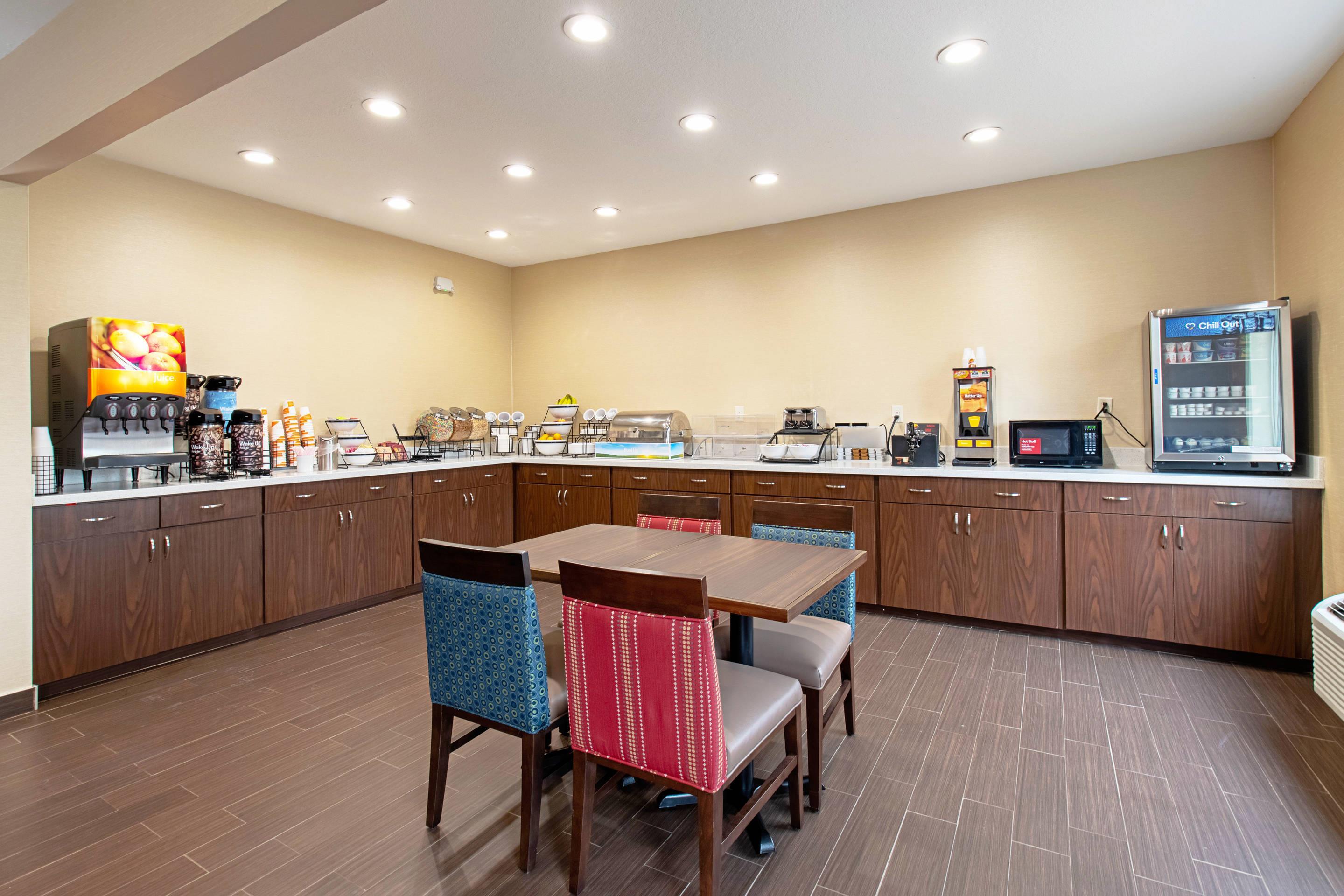 Breakfast area | Comfort Inn and Suites Fredericksburg