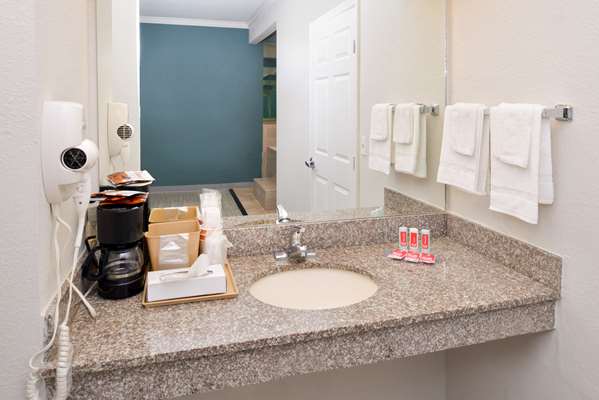  - Econo Lodge Inn & Suites Port Arthur