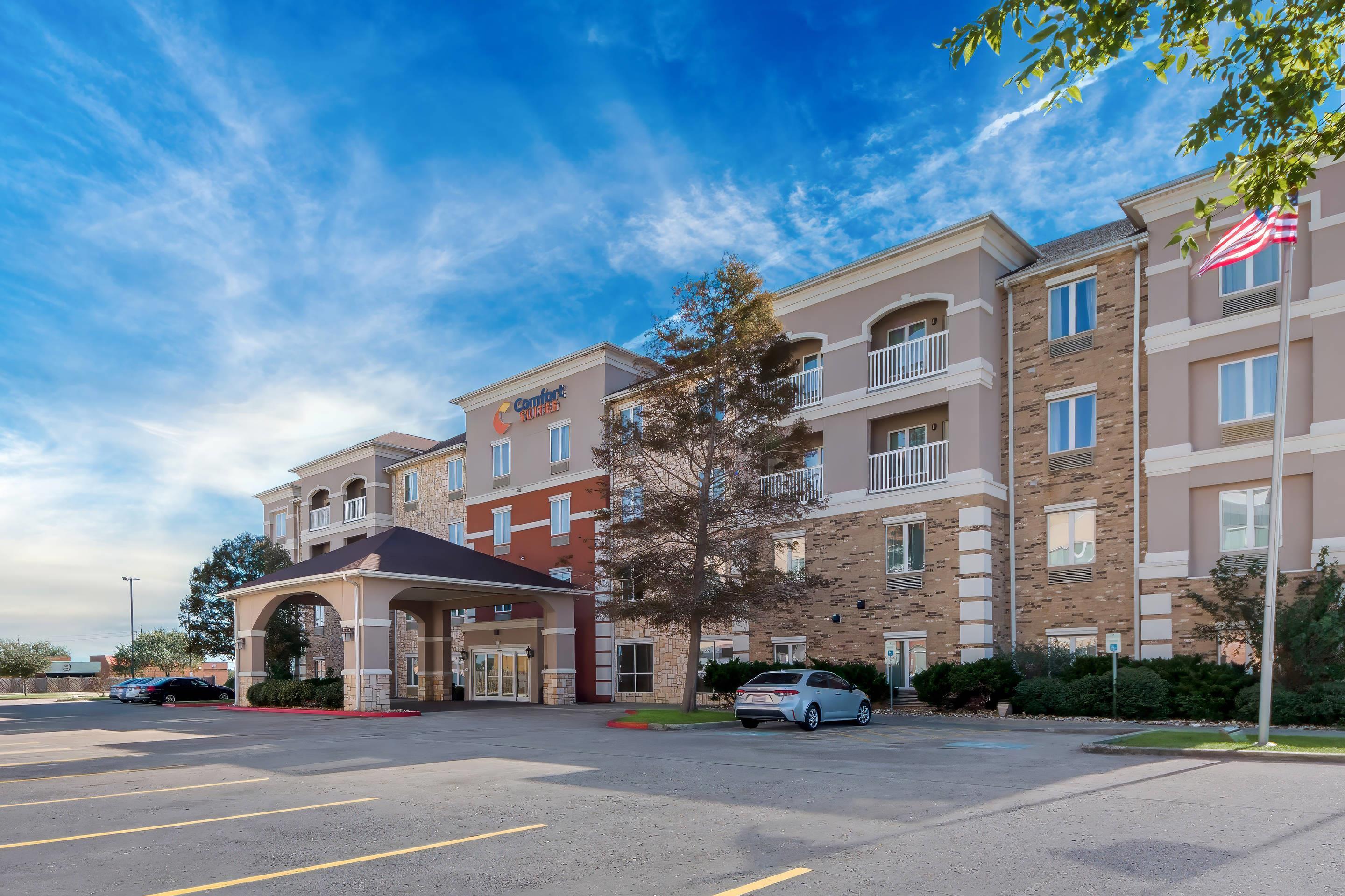 Hotel exterior | Comfort Suites Central