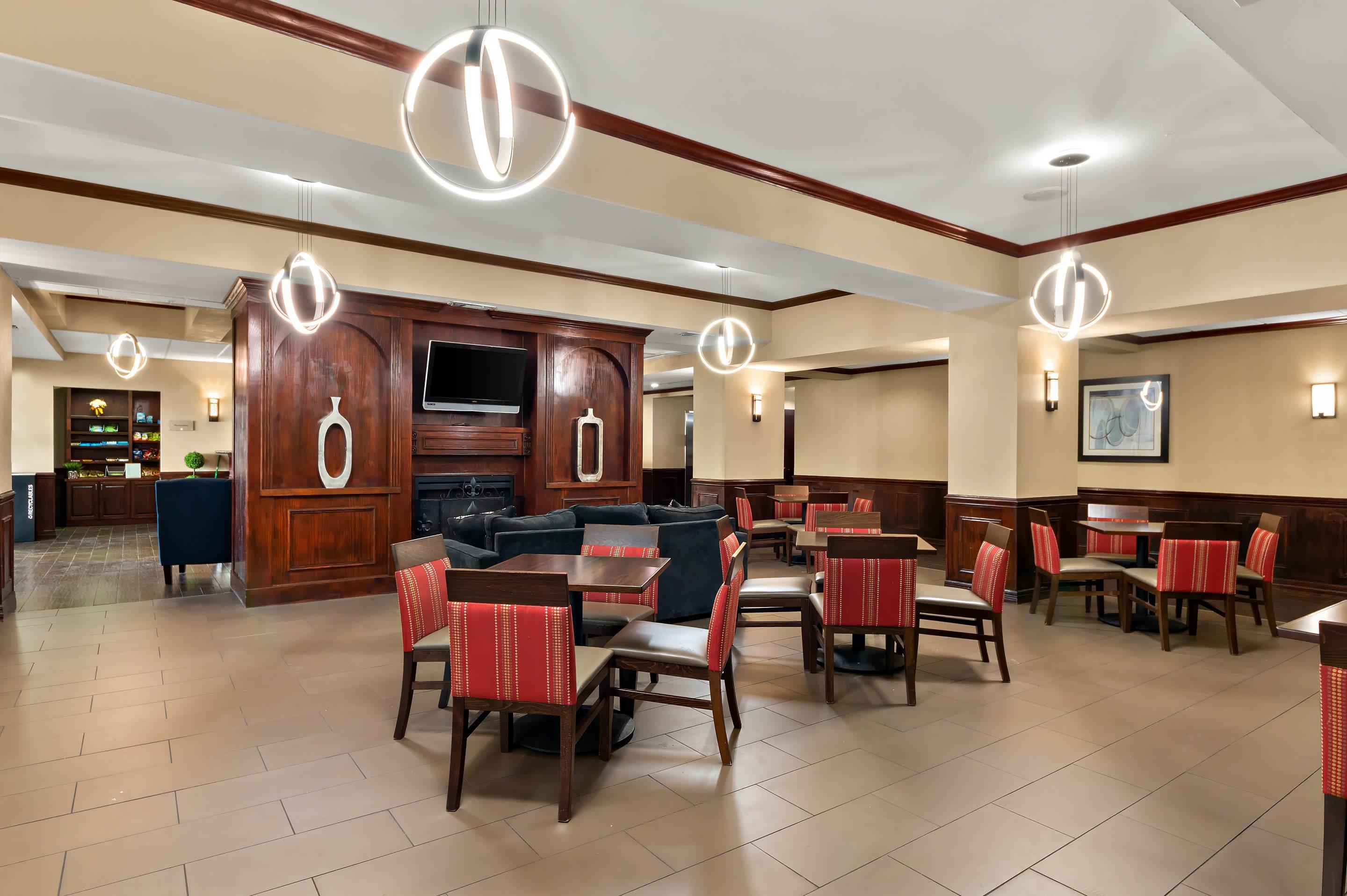 Breakfast area | Comfort Suites Central