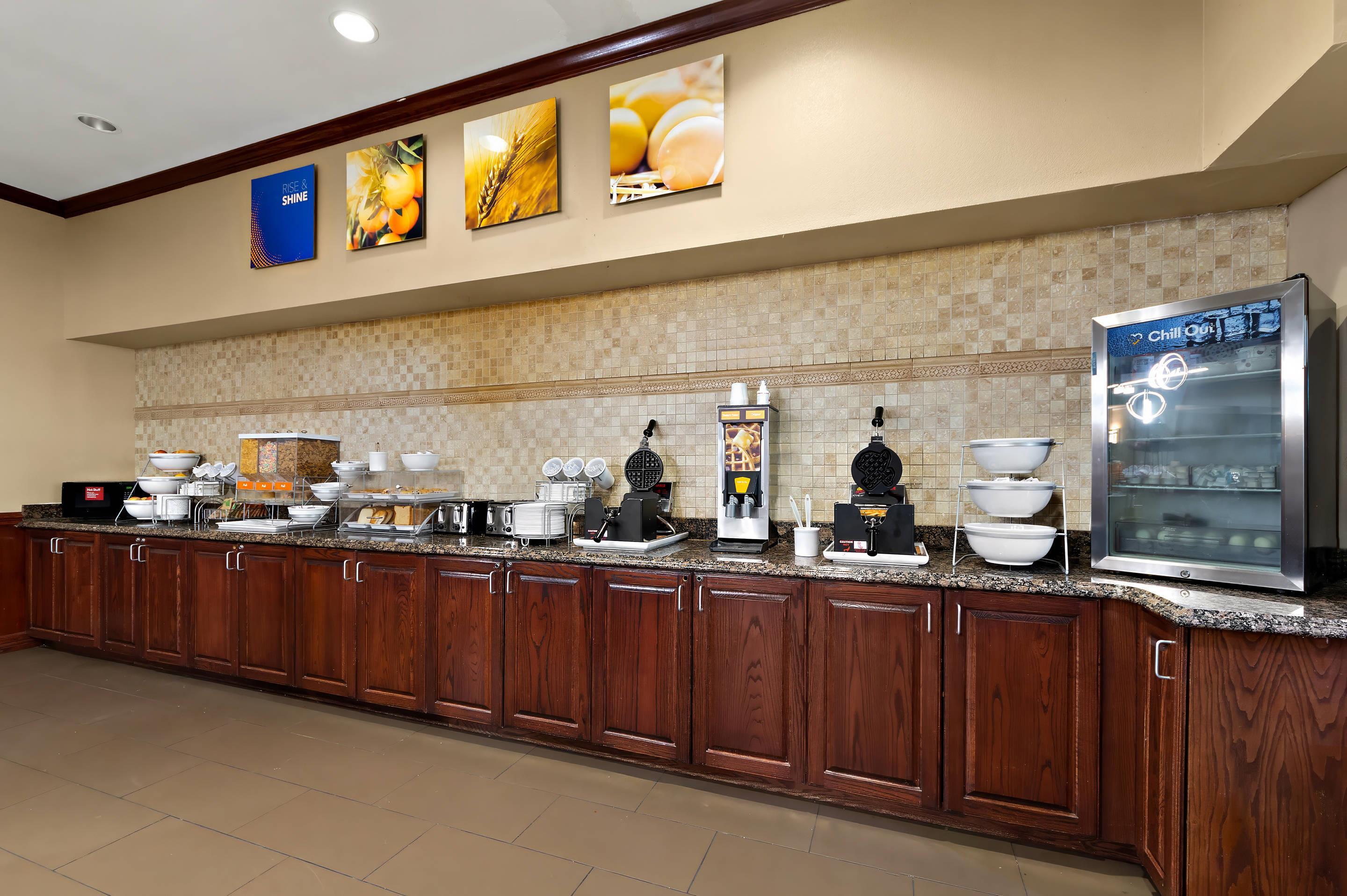 Breakfast area | Comfort Suites Central