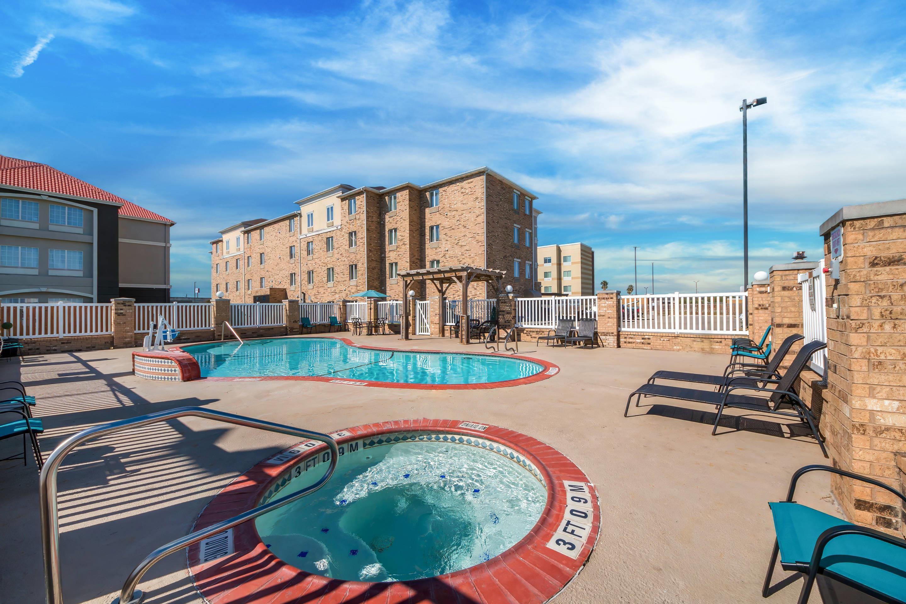 Outdoor pool | Comfort Suites Central