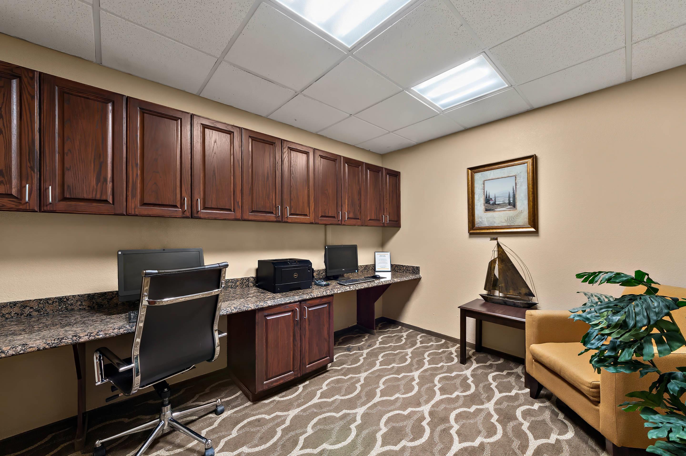Business center | Comfort Suites Central