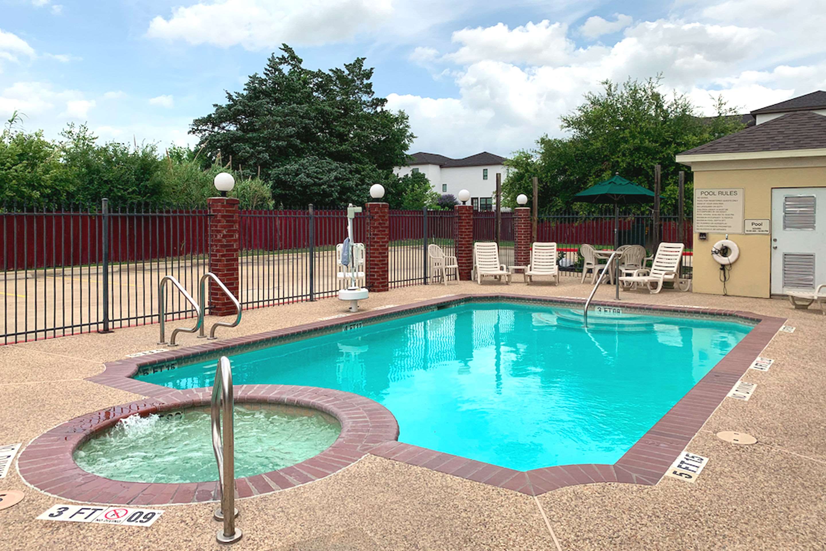 Outdoor pool | Comfort Suites Texas Ave.