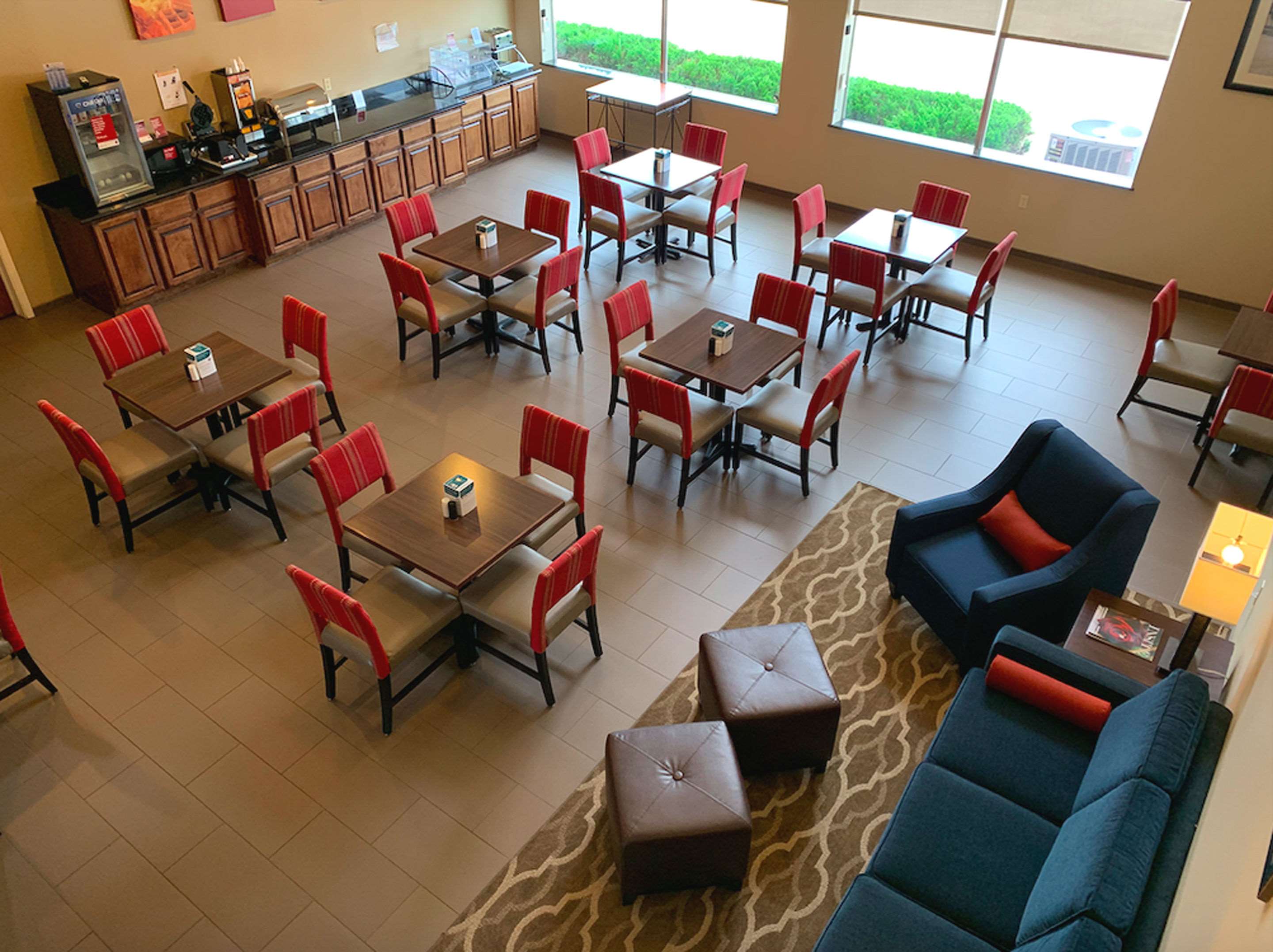 Breakfast area | Comfort Suites Texas Ave.