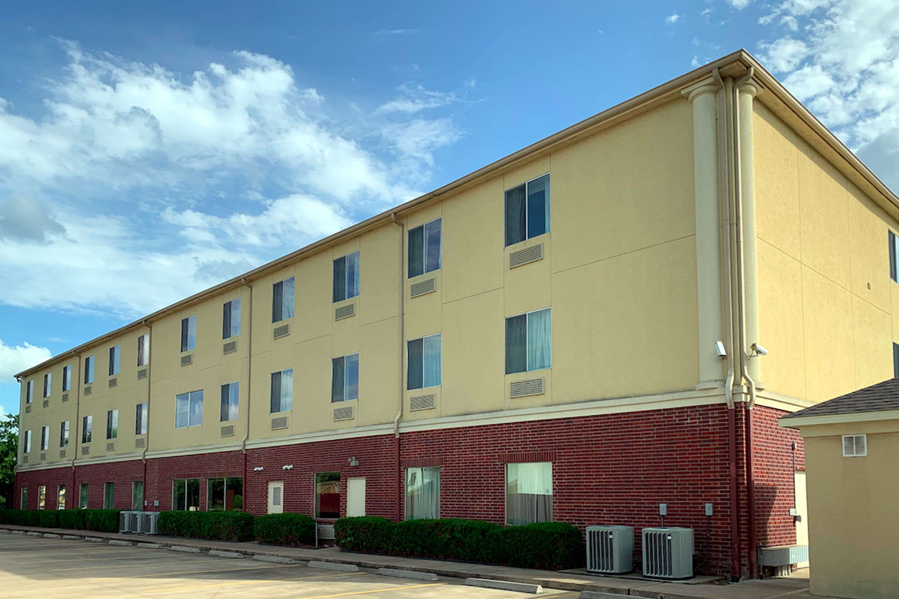 Hotel exterior | Comfort Suites Texas Ave.