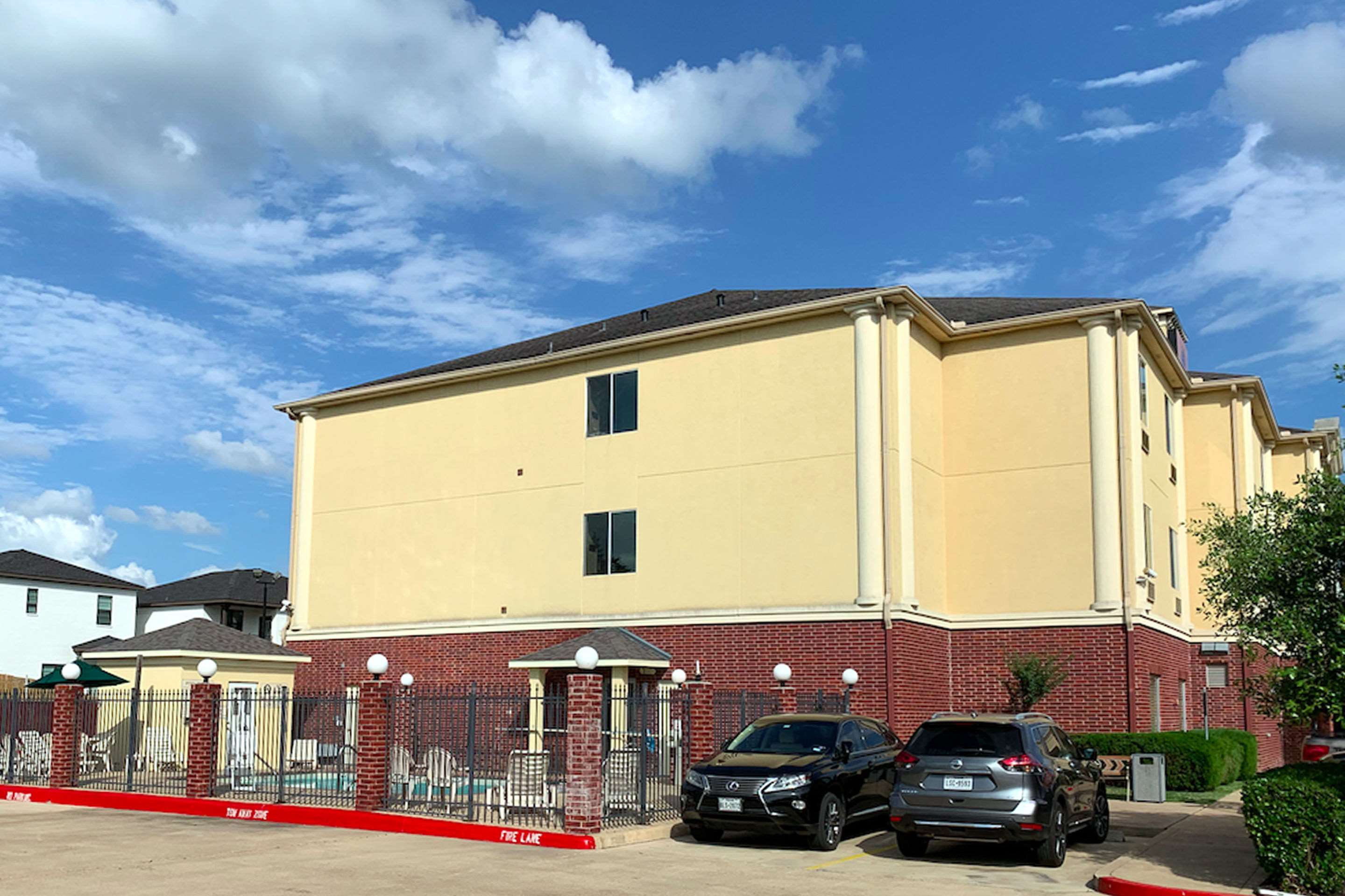 Hotel exterior | Comfort Suites Texas Ave.