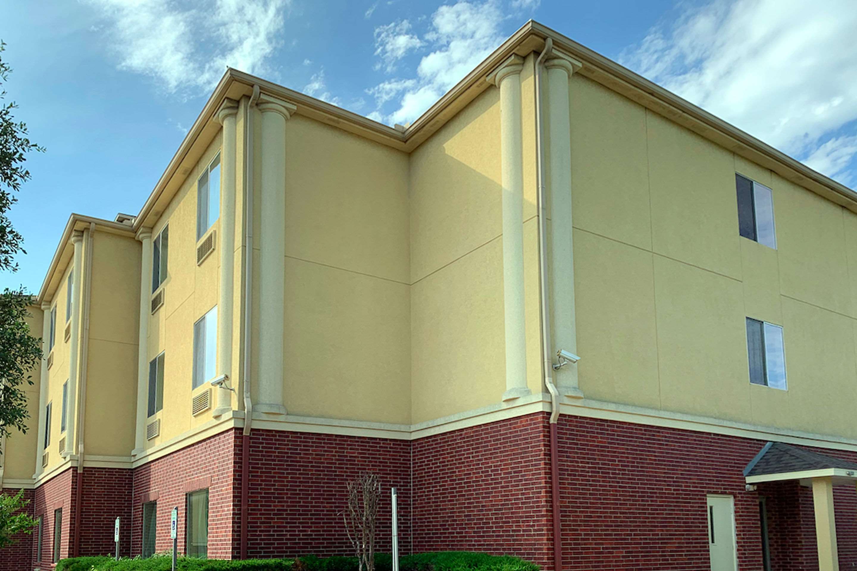 Hotel exterior | Comfort Suites Texas Ave.