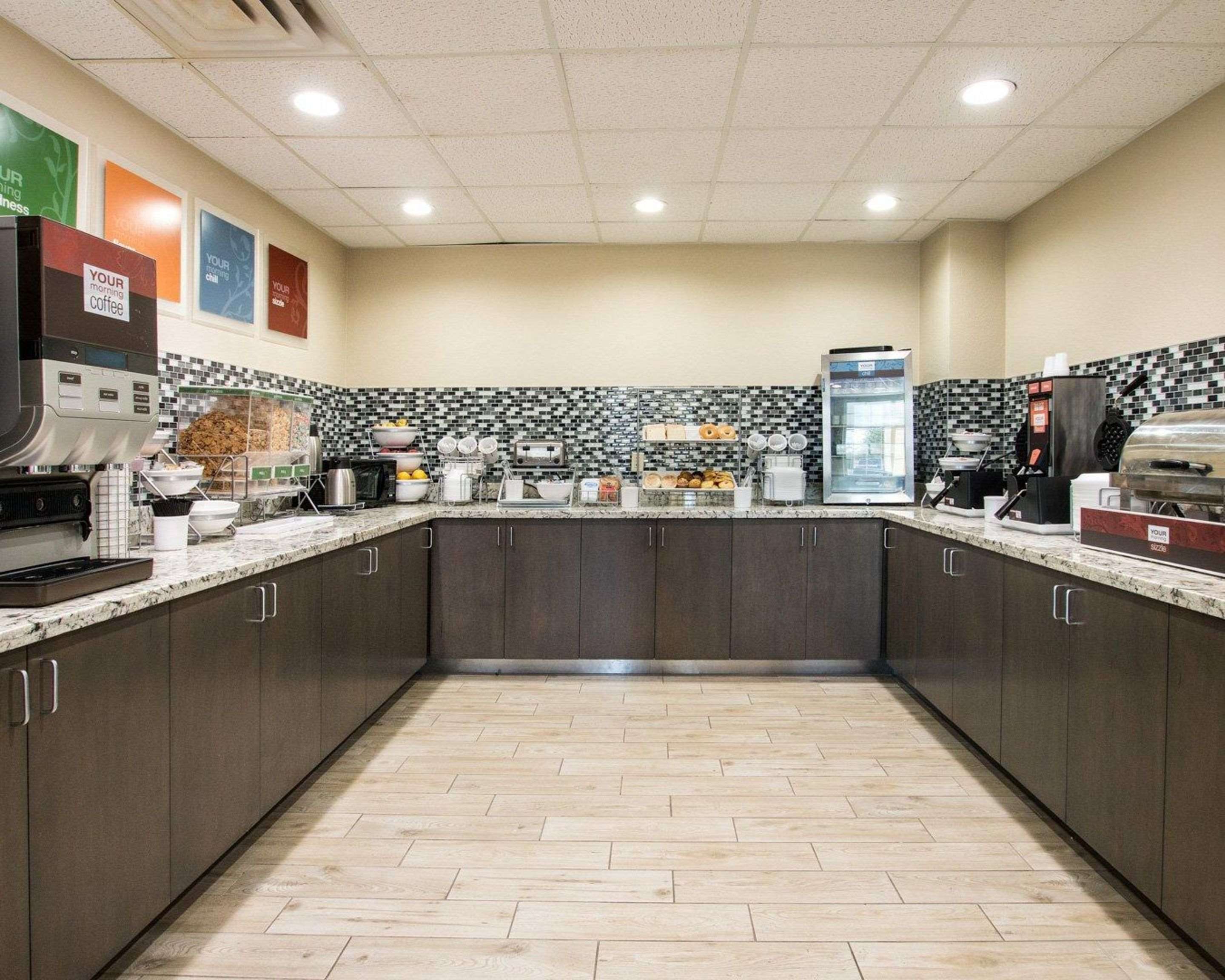 Breakfast area | Comfort Suites San Angelo near University