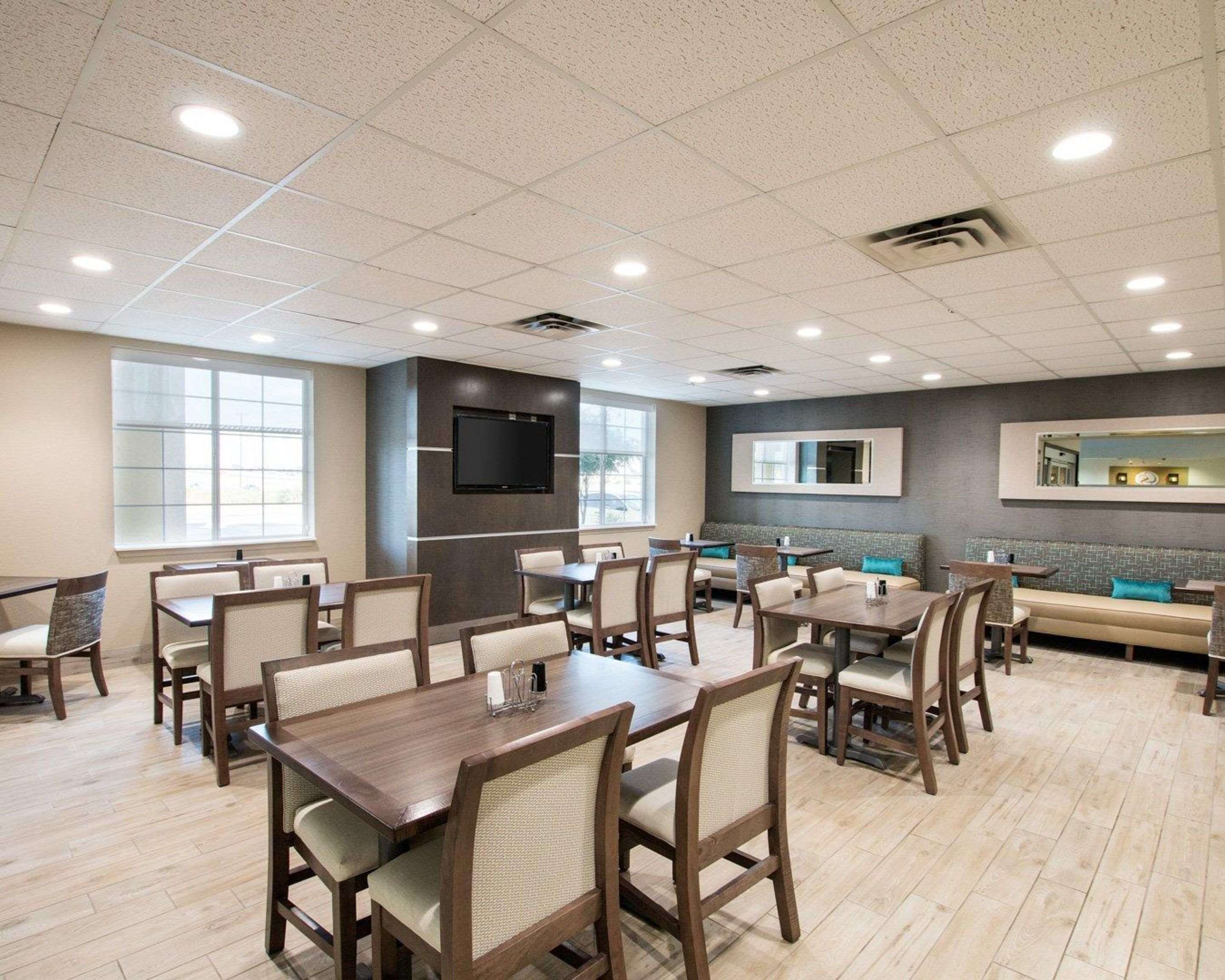 Spacious breakfast area | Comfort Suites San Angelo near University