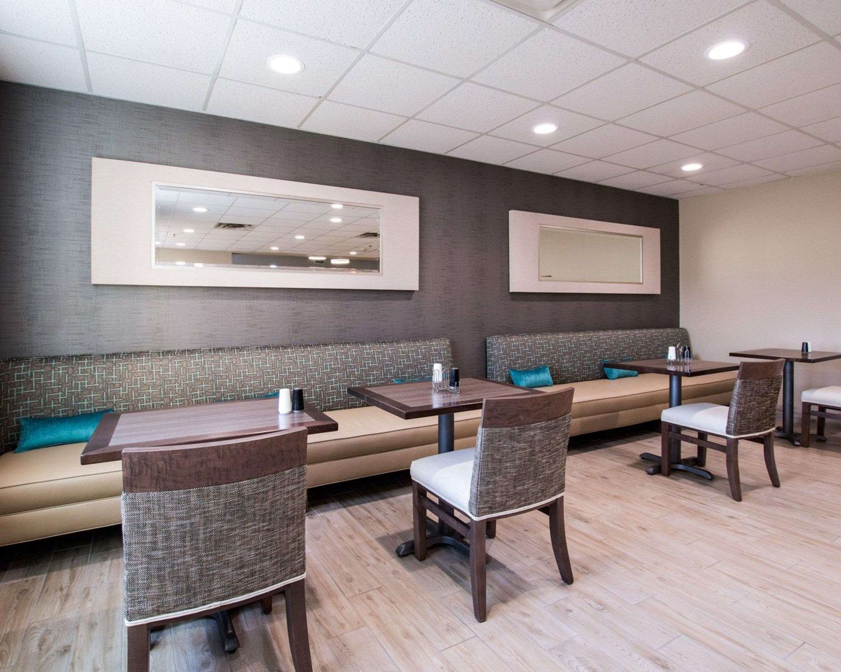 Enjoy breakfast in this seating area | Comfort Suites San Angelo near University