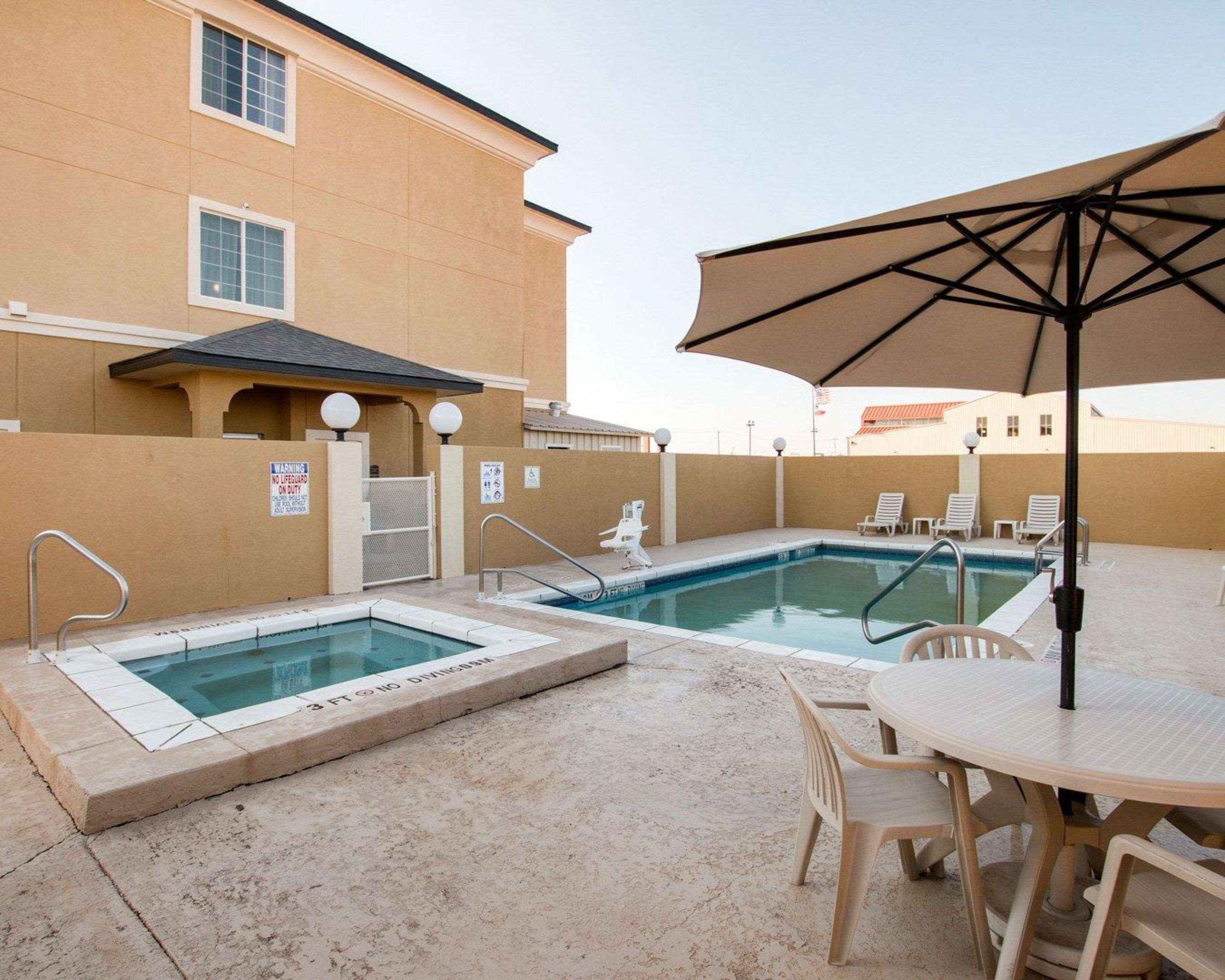 Outdoor pool with hot tub and sundeck | Comfort Suites San Angelo near University