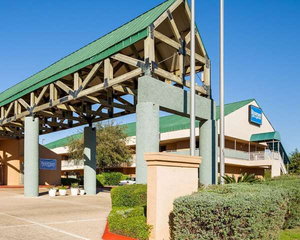 Exterior view - Rodeway Inn & Suites Fiesta Park San Antonio - I-10, Exit 560