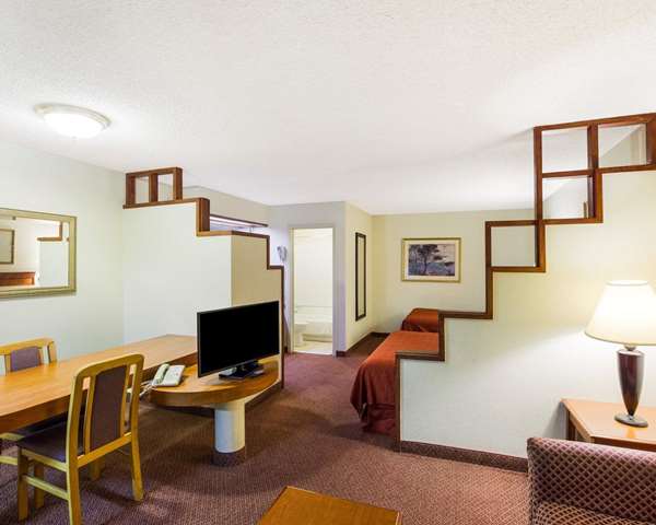  - Rodeway Inn & Suites Fiesta Park San Antonio - I-10, Exit 560