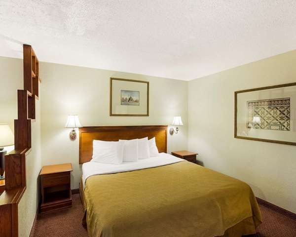  - Rodeway Inn & Suites Fiesta Park San Antonio - I-10, Exit 560