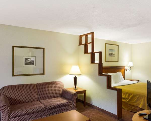  - Rodeway Inn & Suites Fiesta Park San Antonio - I-10, Exit 560