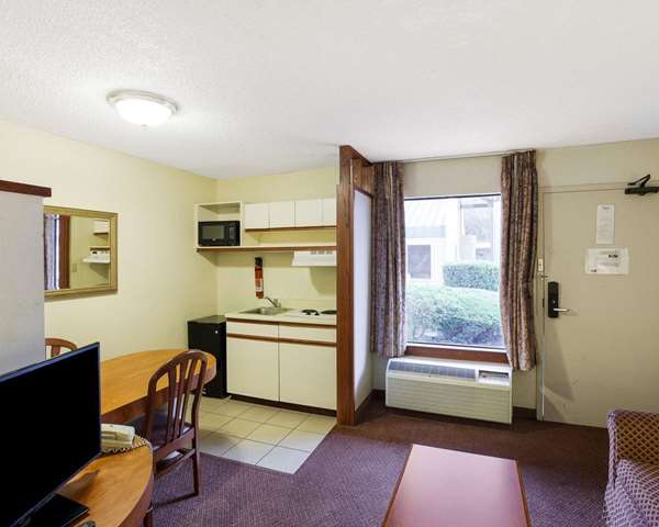  - Rodeway Inn & Suites Fiesta Park San Antonio - I-10, Exit 560