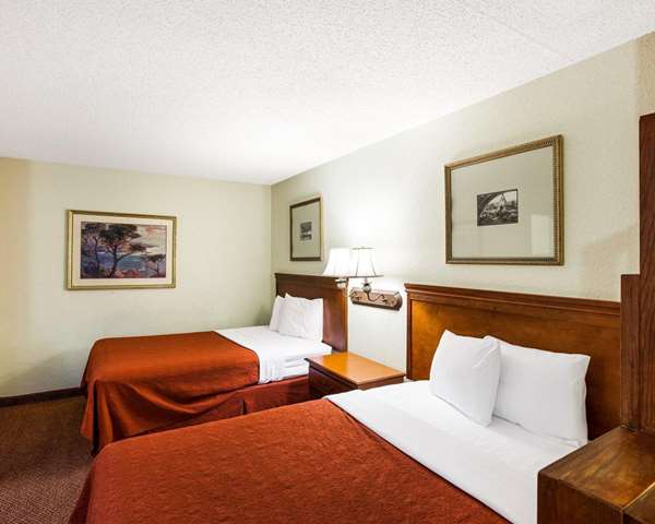  - Rodeway Inn & Suites Fiesta Park San Antonio - I-10, Exit 560