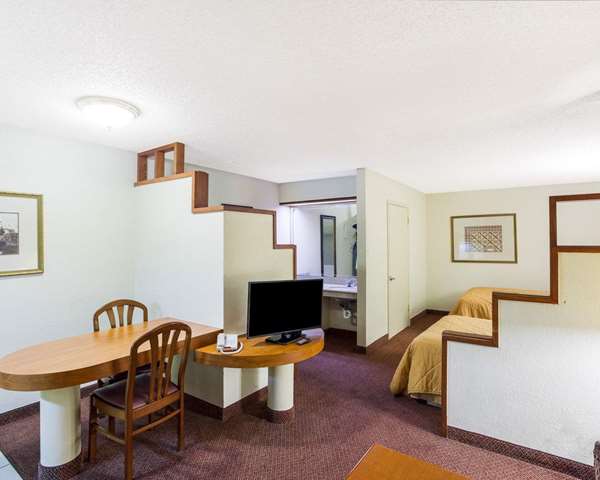  - Rodeway Inn & Suites Fiesta Park San Antonio - I-10, Exit 560