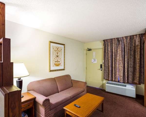 Suite - Rodeway Inn & Suites Fiesta Park San Antonio - I-10, Exit 560