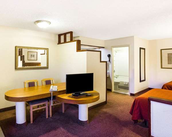 Suite - Rodeway Inn & Suites Fiesta Park San Antonio - I-10, Exit 560