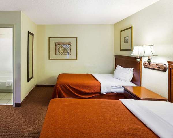 Suite - Rodeway Inn & Suites Fiesta Park San Antonio - I-10, Exit 560