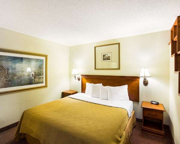 Suite - Rodeway Inn & Suites Fiesta Park San Antonio - I-10, Exit 560